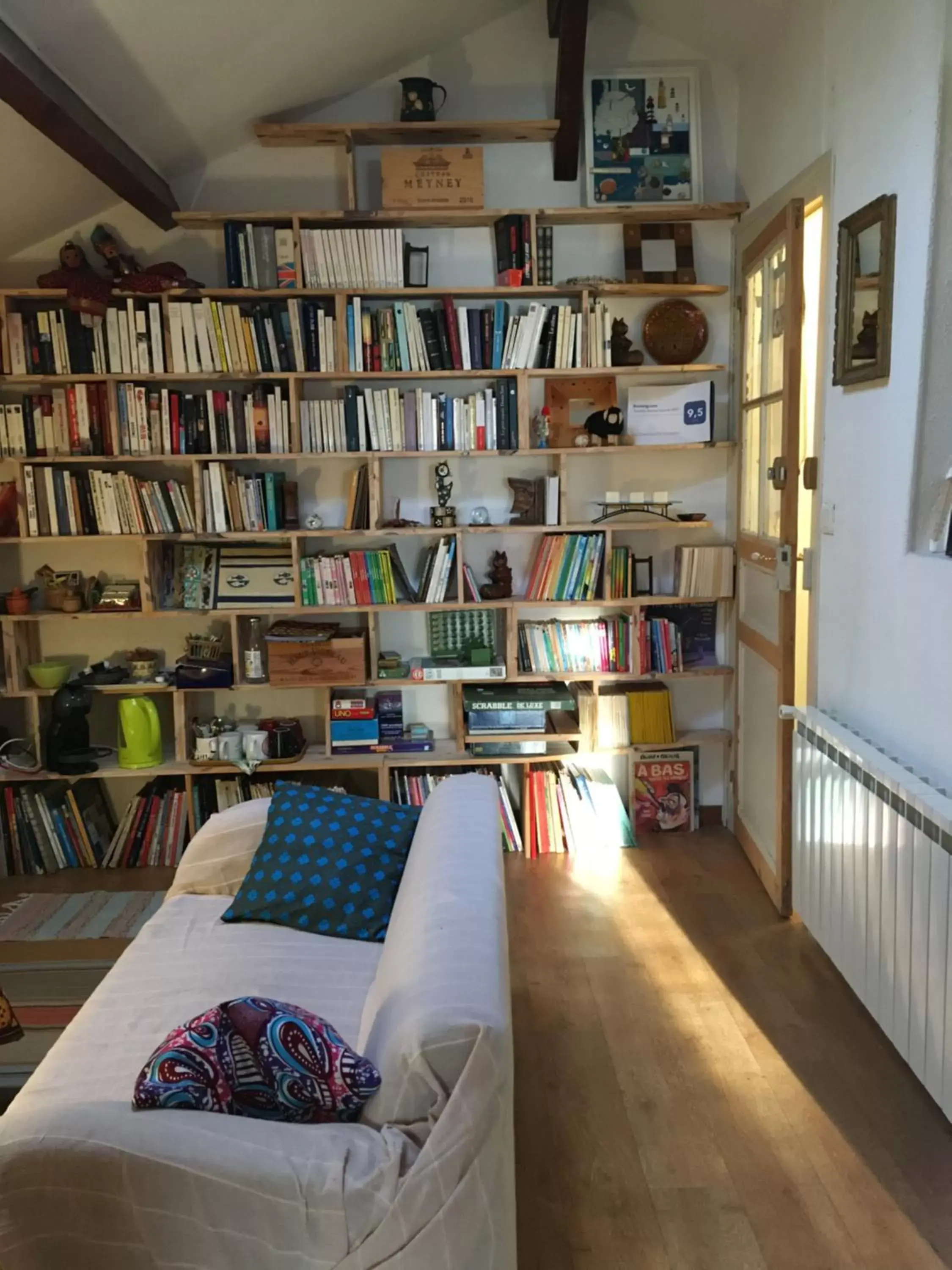 Property building, Library in La Chambre Du Voyageur