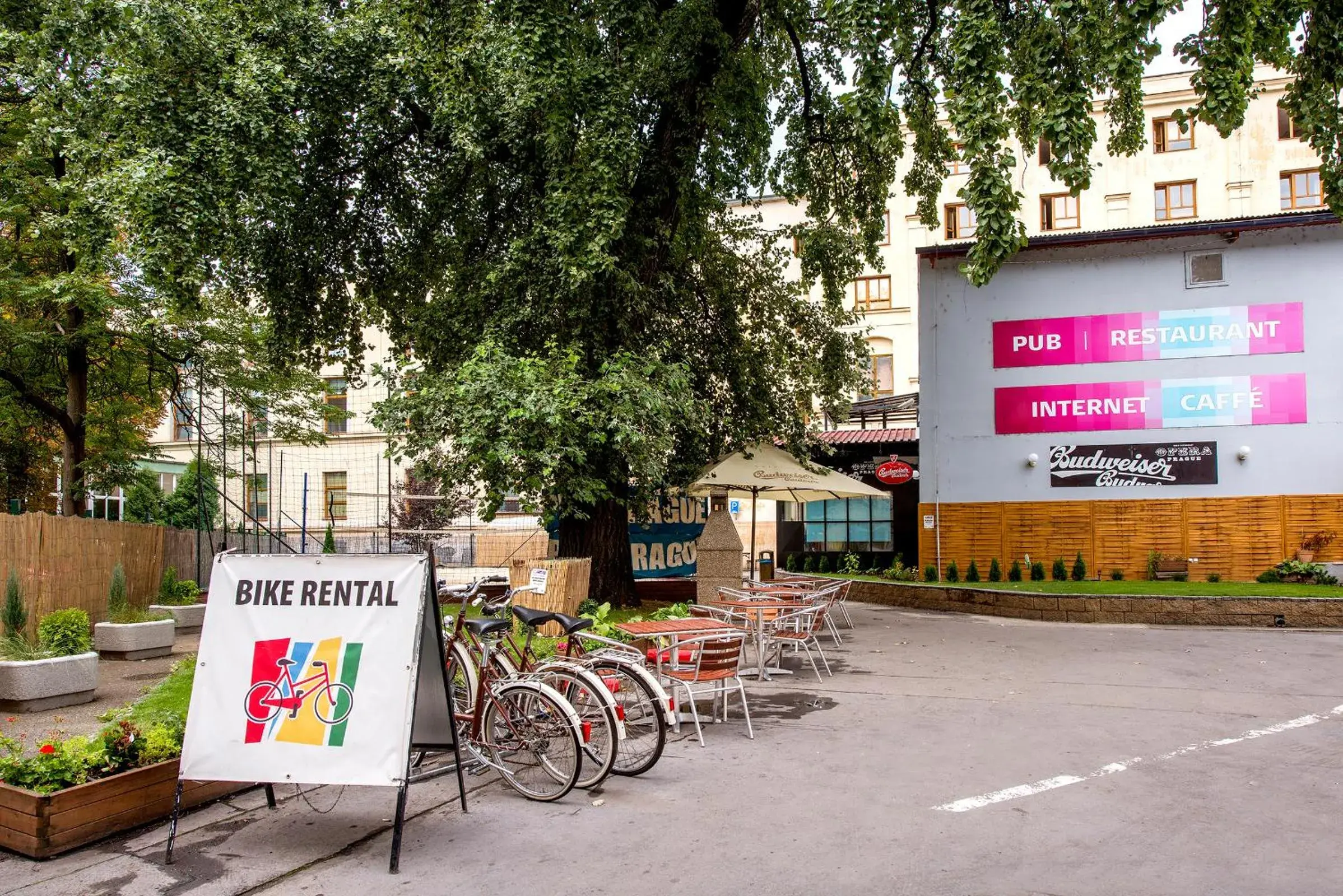 Facade/entrance in Plus Prague Facade/entrance in Plus Prague