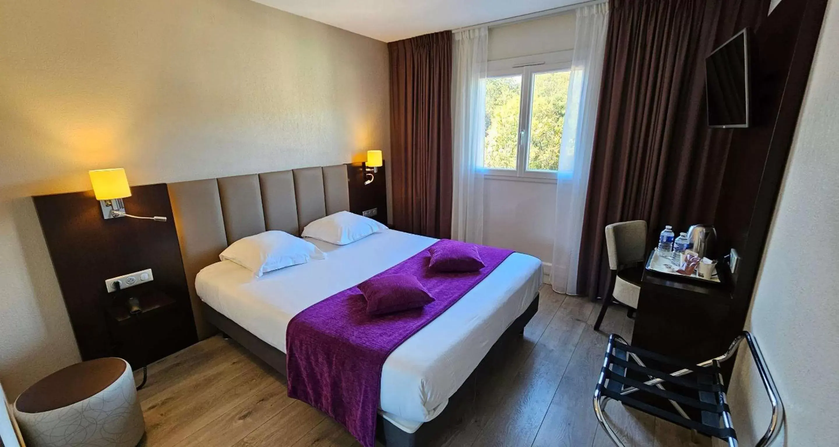 Photo of the whole room, Bed in Best Western Terre de Provence