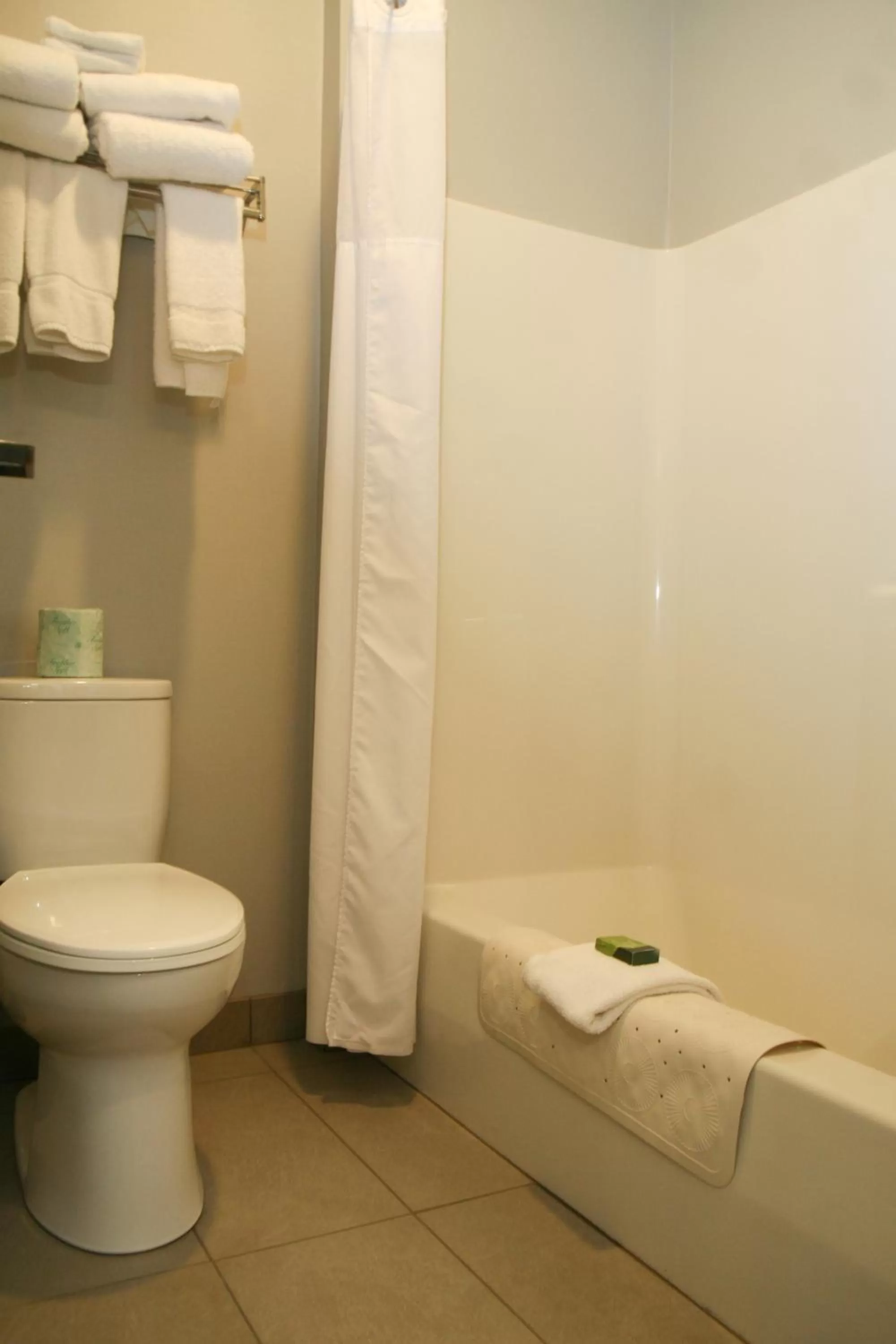 Bathroom in Country Inn & Suites by Radisson, Prineville, OR