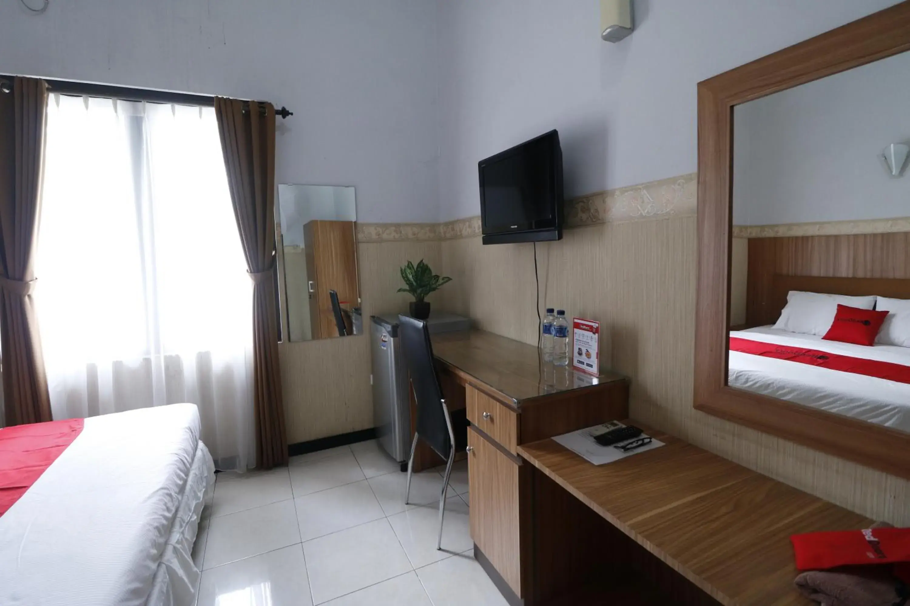 Bedroom, Bed in RedDoorz Plus near Undip Tembalang Bedroom, Bed in RedDoorz Plus near Undip Tembalang
