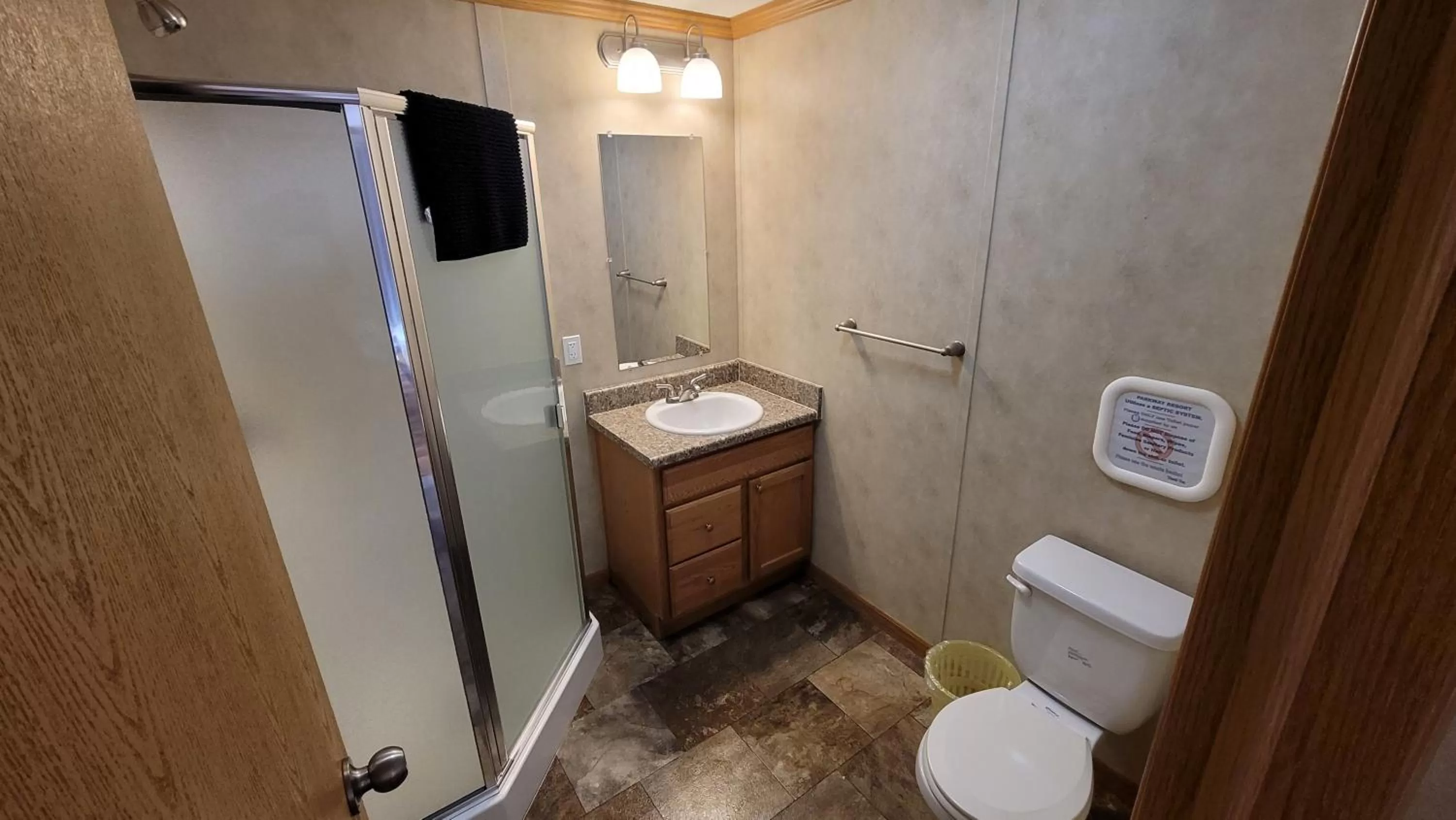 Bathroom in Parkway Cottage Resort and Trading Post