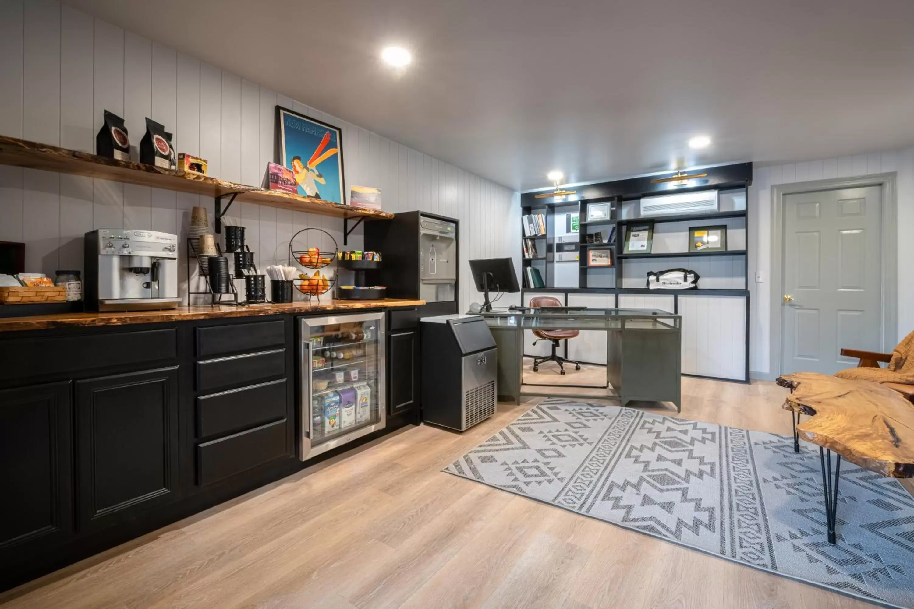 Lobby or reception, Kitchen/Kitchenette in Riverhouse by Weekender formerly Jack Daniels Inn