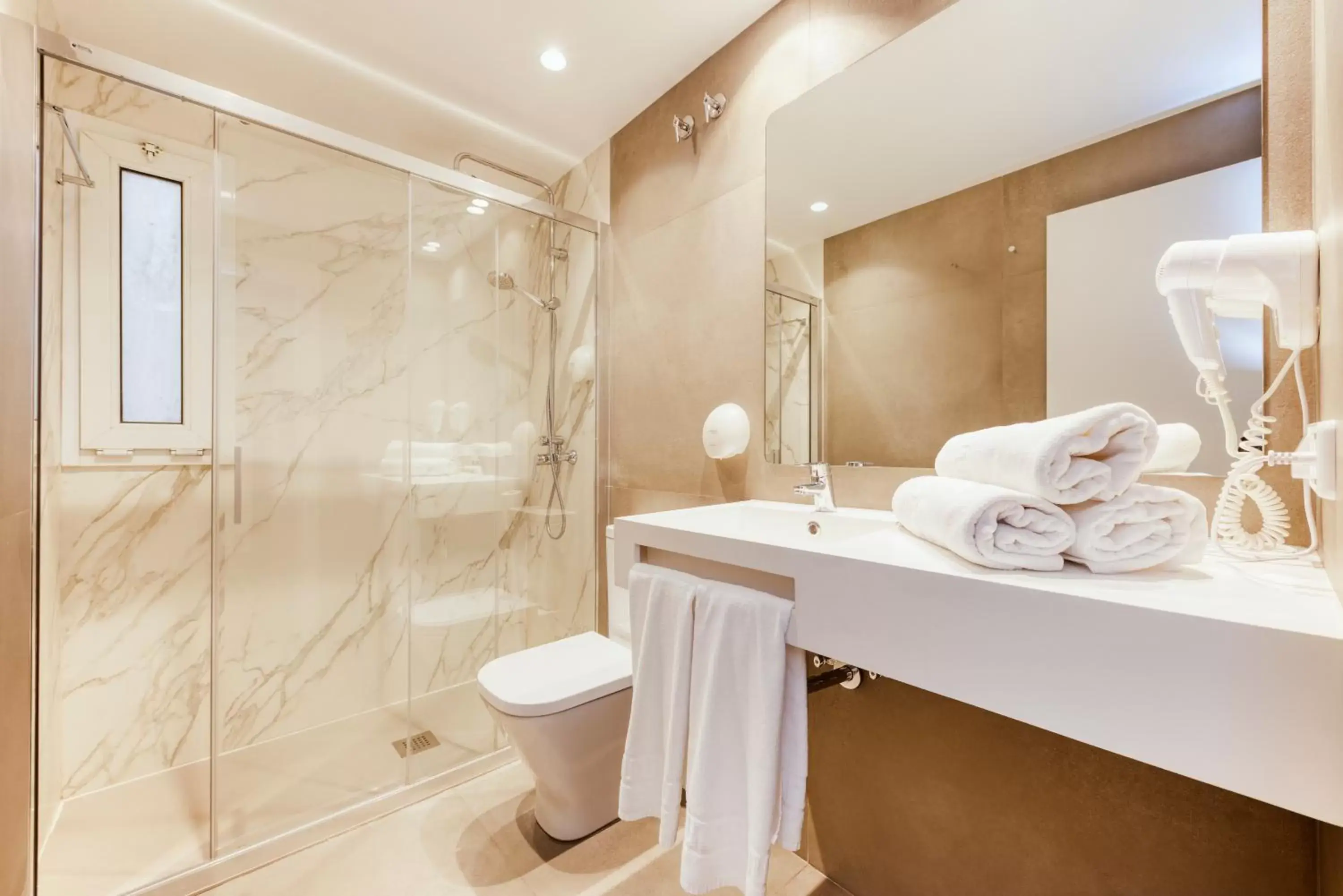 Shower, Bathroom in Hotel Viella