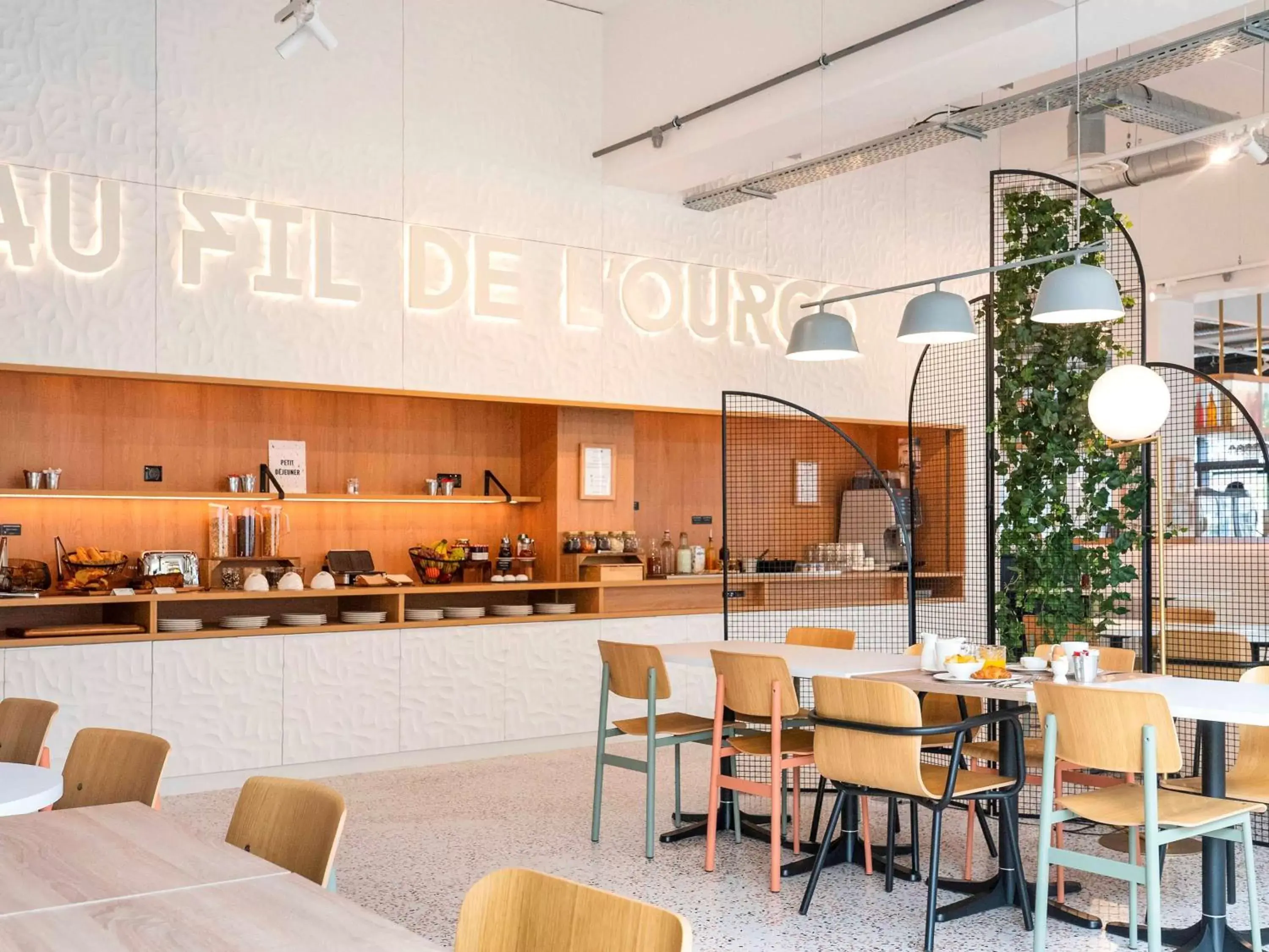 Restaurant/Places to Eat in ibis Styles Paris Romainville