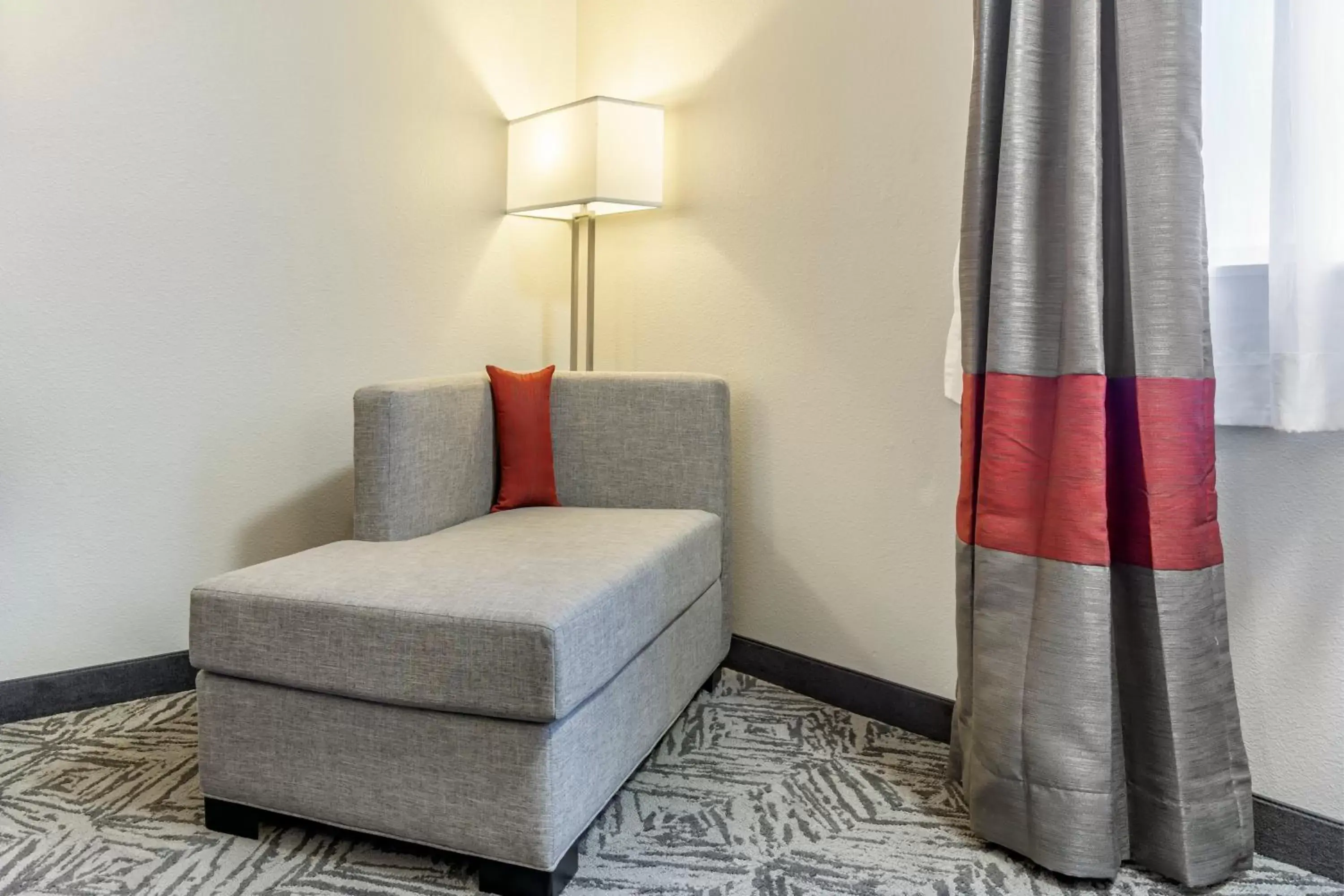 Seating Area in Comfort Inn & Suites Pacific – Auburn