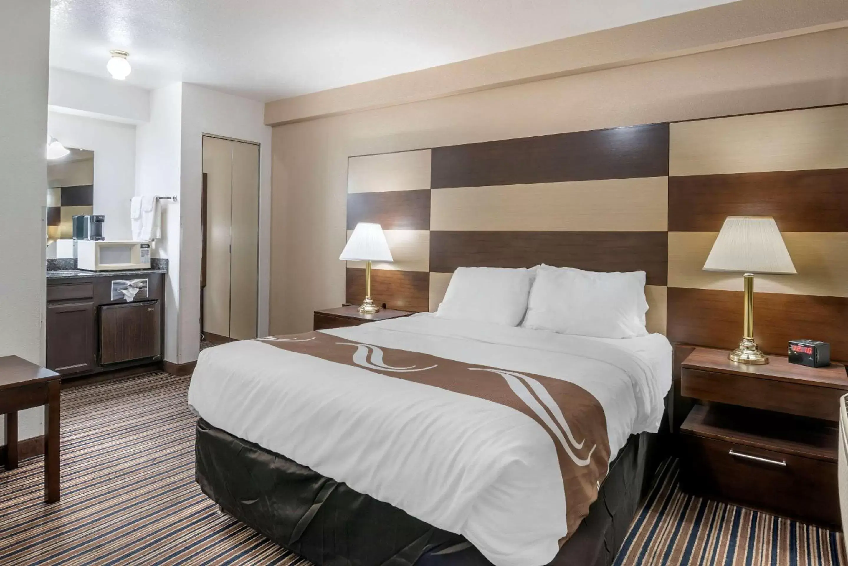 Photo of the whole room, Bed in Quality Inn Central Roseburg Photo of the whole room, Bed in Quality Inn Central Roseburg