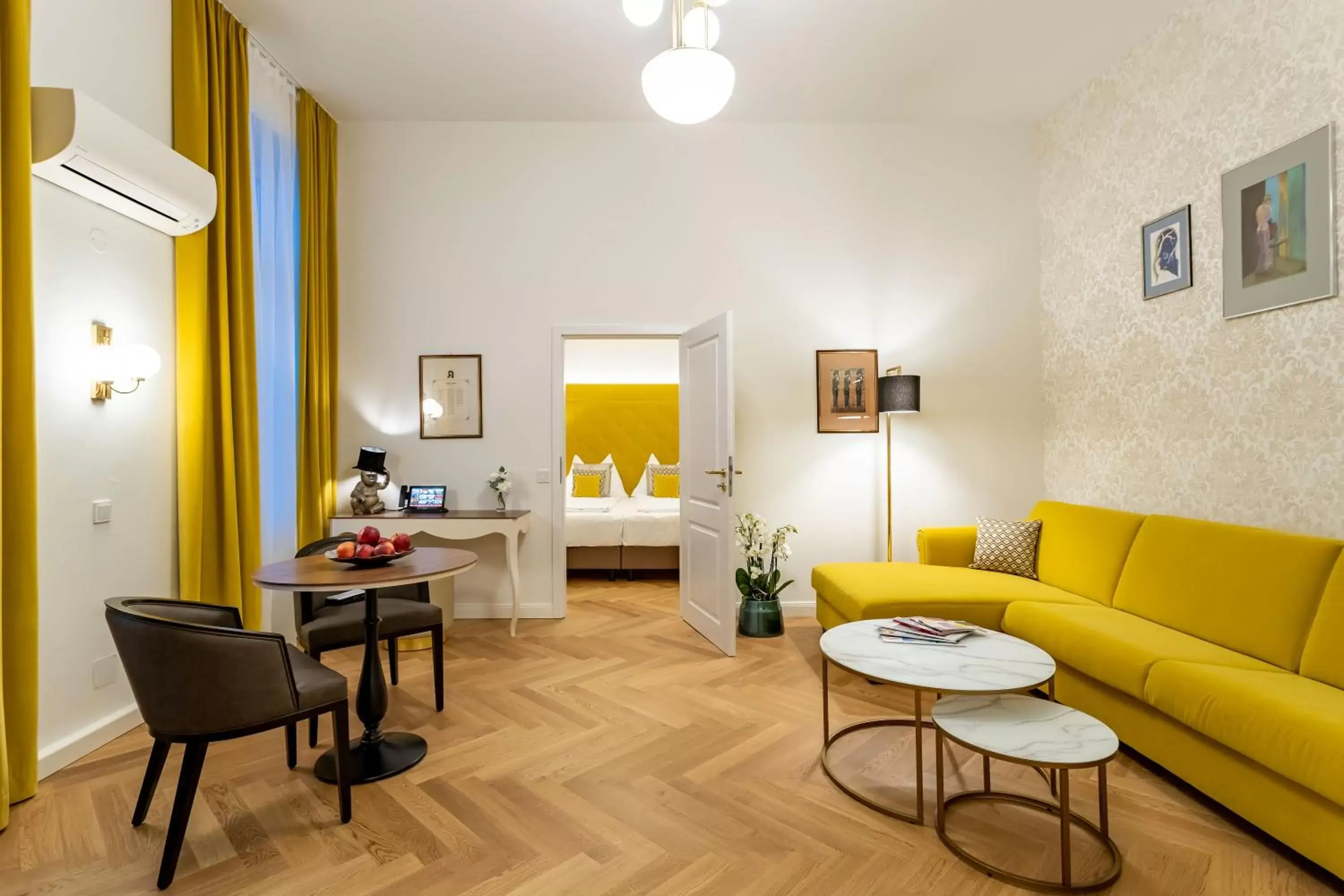 Living room, Bed in Theaterhotel & Suites Wien Living room, Bed in Theaterhotel & Suites Wien