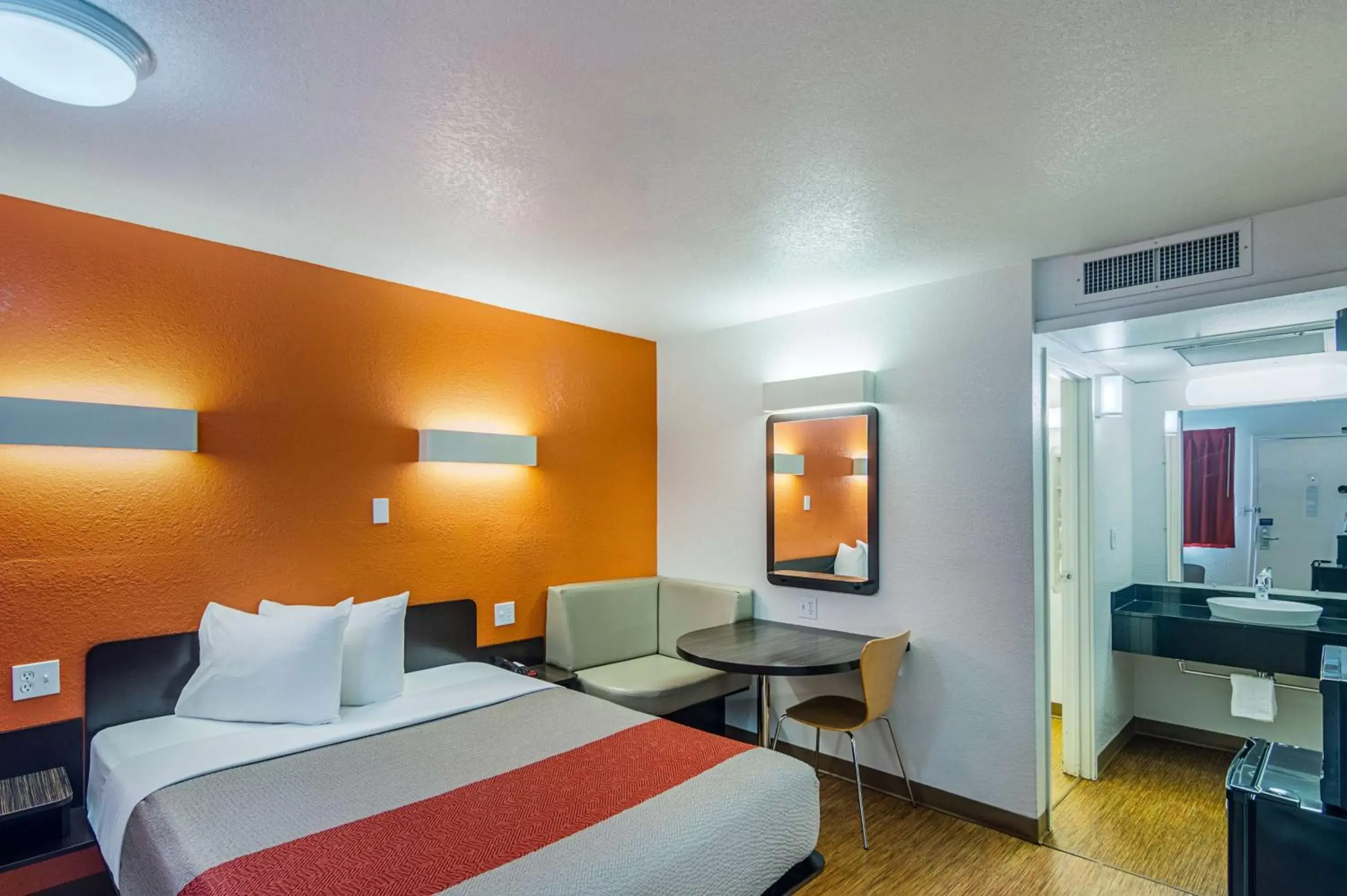 Photo of the whole room, Bed in Motel 6-Ardmore, OK Photo of the whole room, Bed in Motel 6-Ardmore, OK