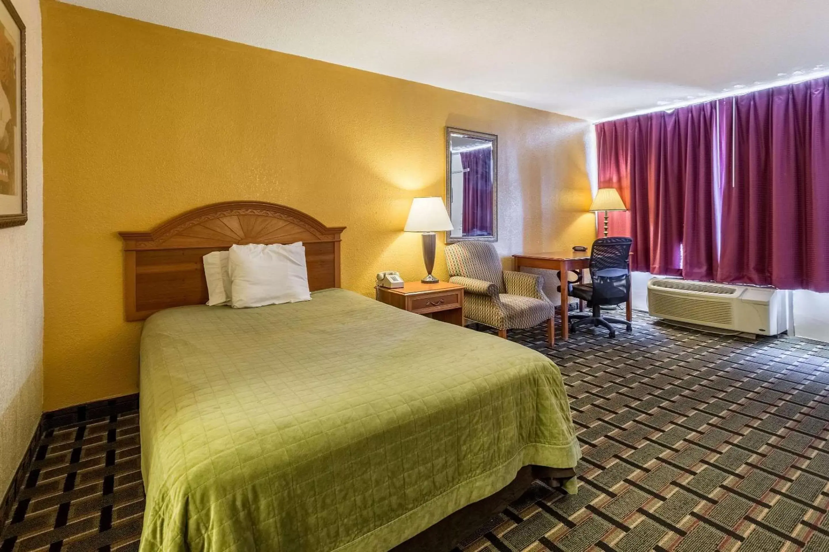 Photo of the whole room, Bed in Rodeway Inn Denmark-Jackson Photo of the whole room, Bed in Rodeway Inn Denmark-Jackson