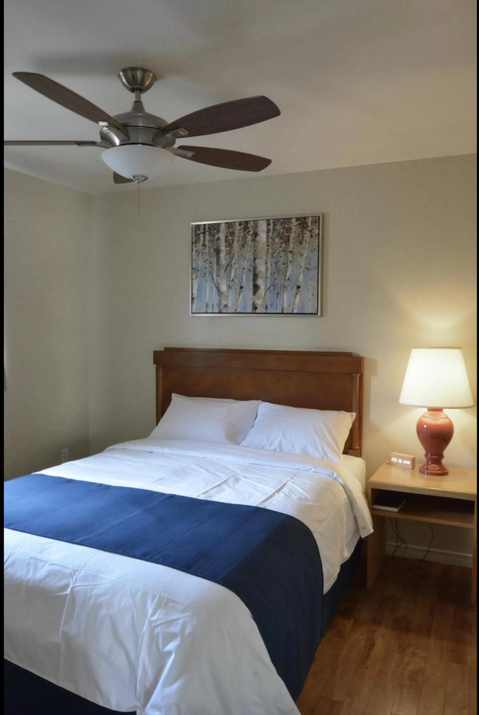 Queen Room in Knights Inn Merritt