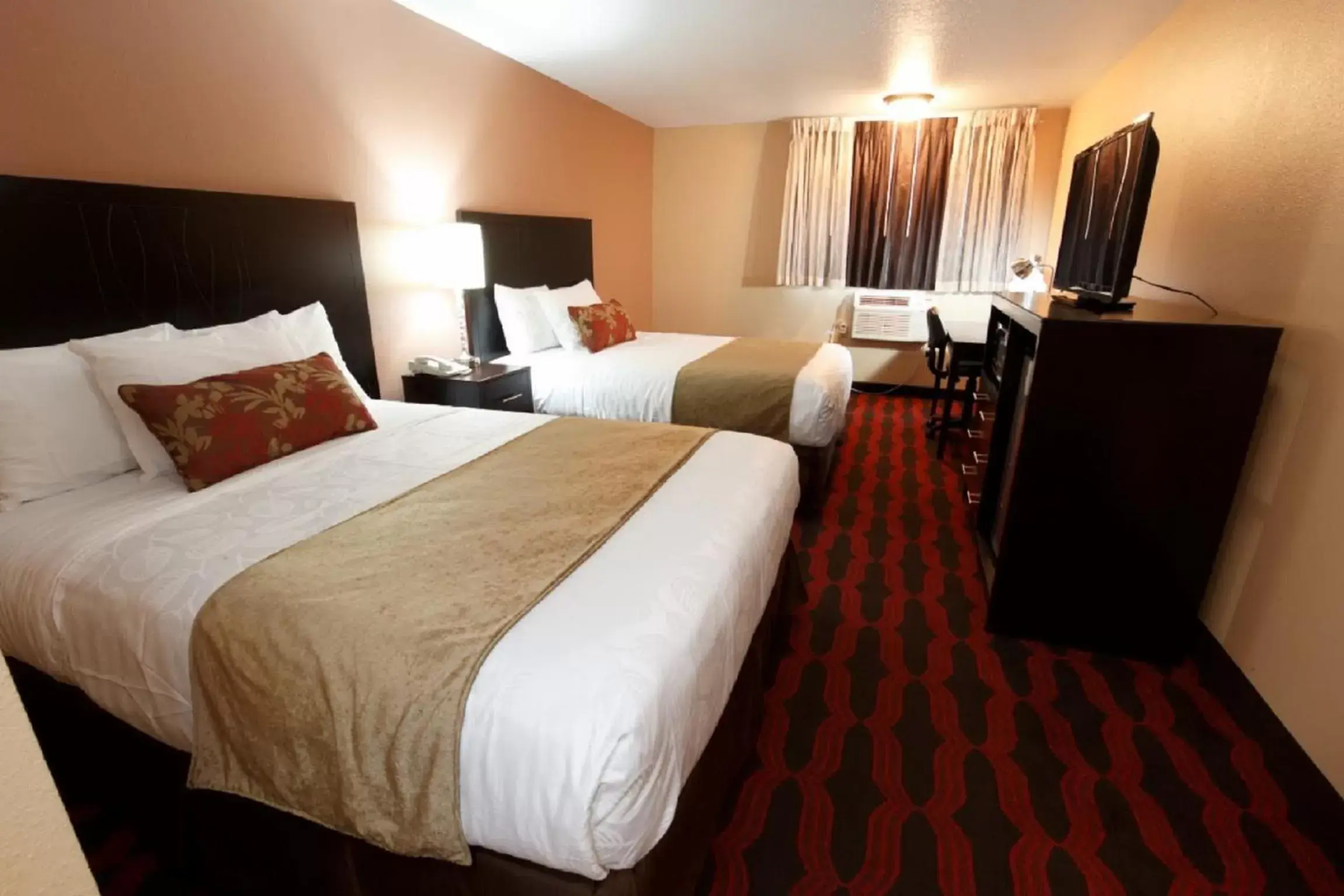 Queen Room with Two Queen Beds - Non-Smoking in Travelodge by Wyndham East Portland/Gresham