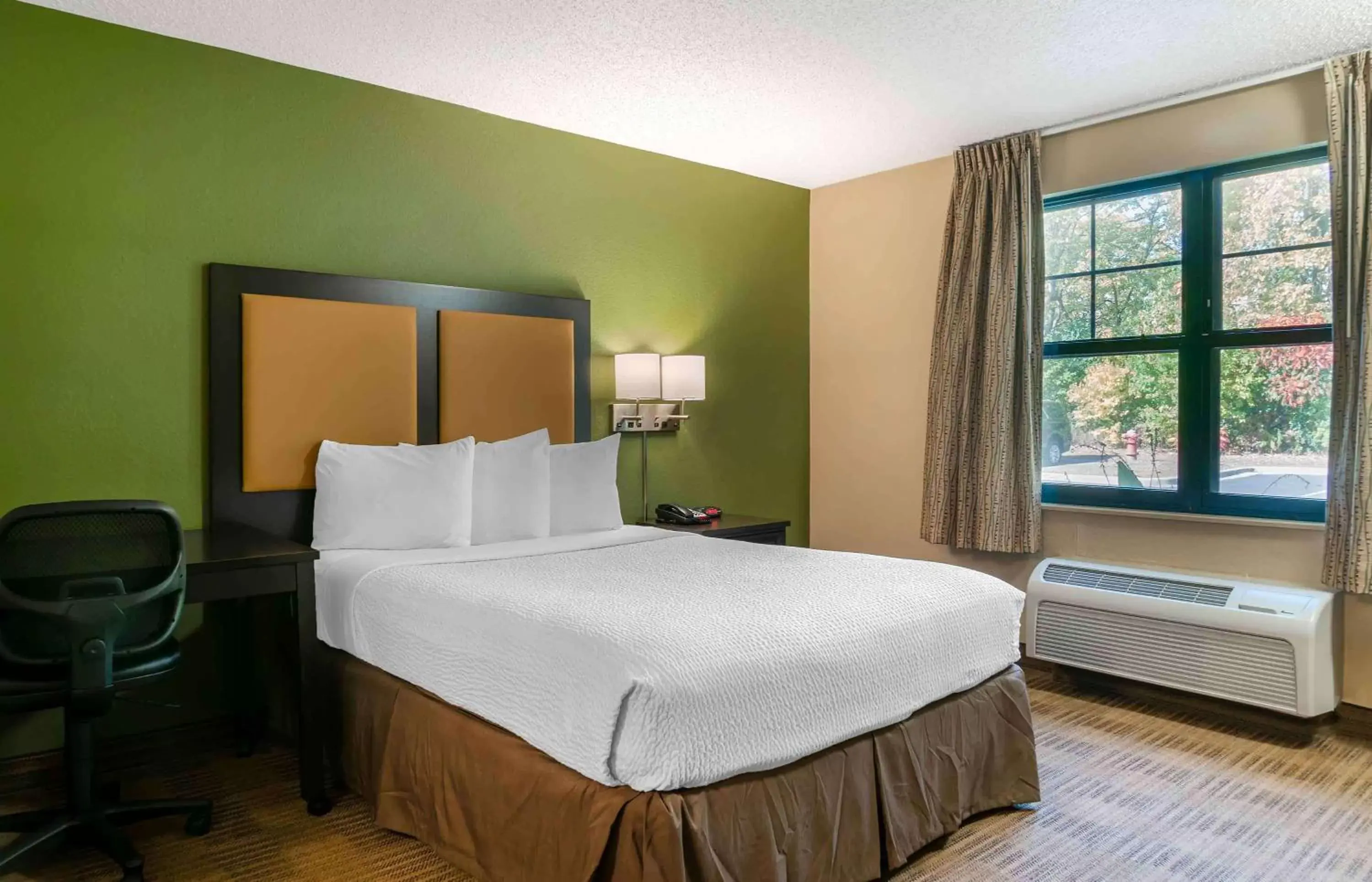 Bedroom, Bed in Extended Stay America Suites - Detroit - Canton