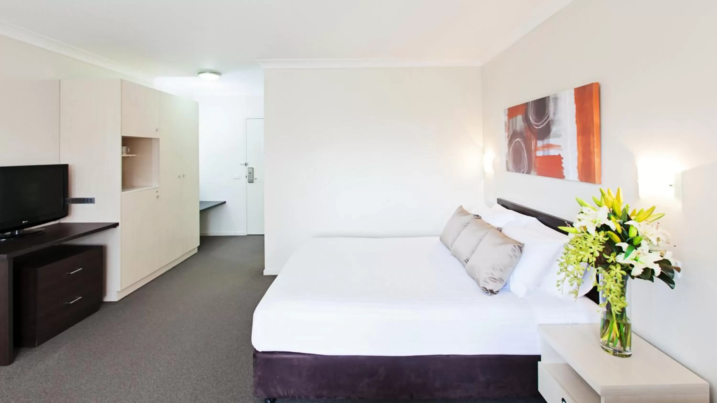 Bedroom, Bed in ibis Styles Canberra Tall Trees Hotel