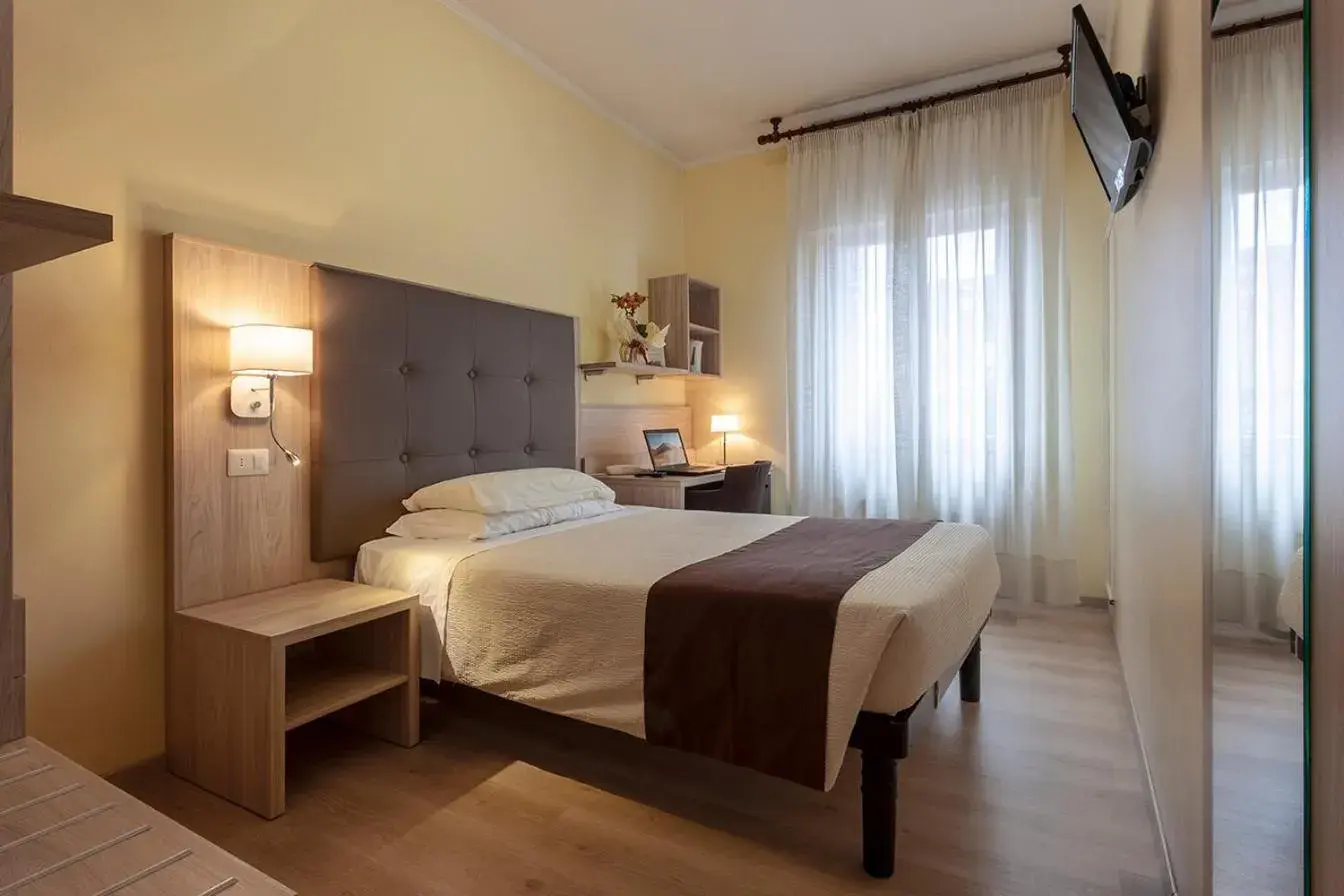 Single Room with French Bed in Hotel Montereale Single Room with French Bed in Hotel Montereale