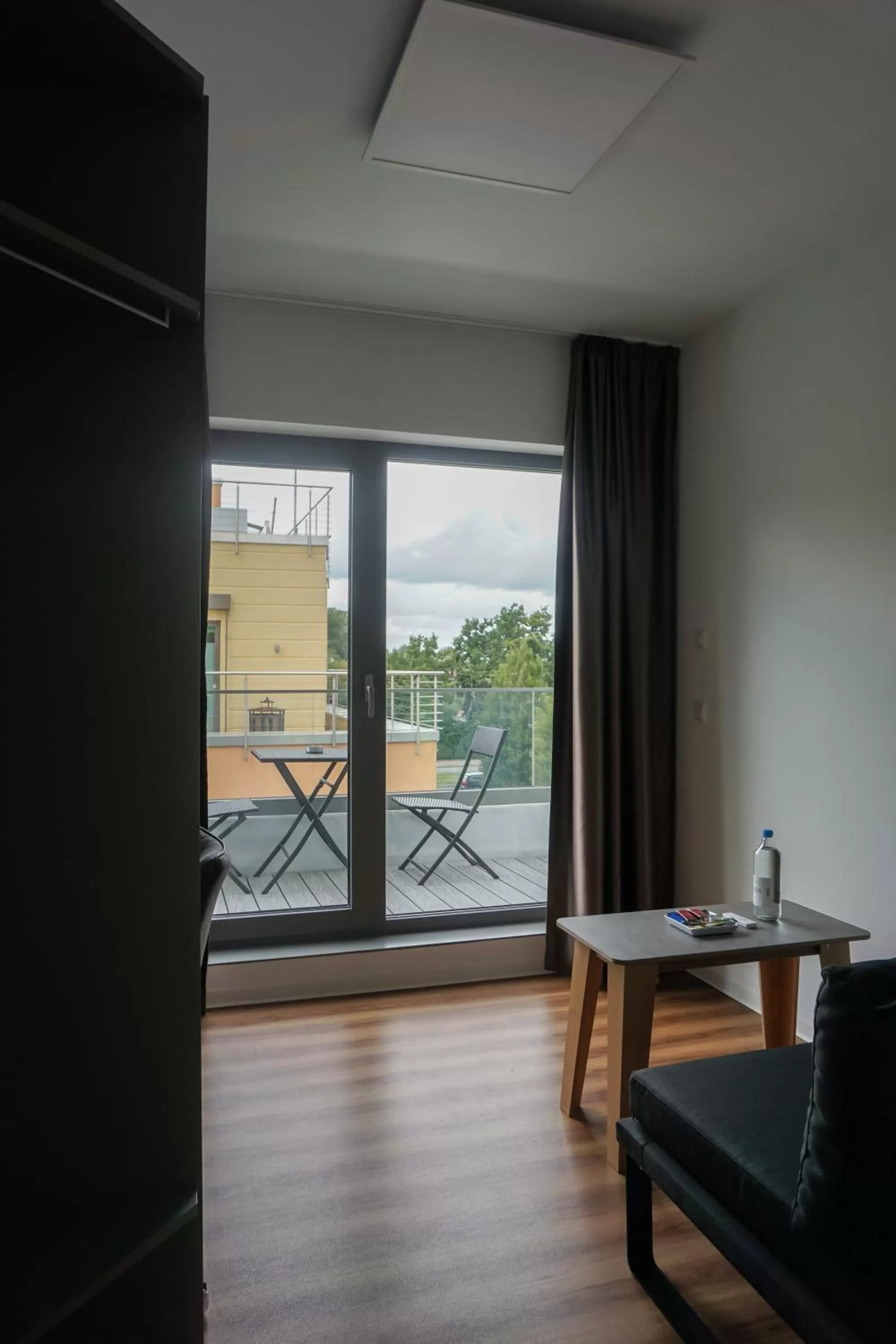 Photo of the whole room in nicetostay