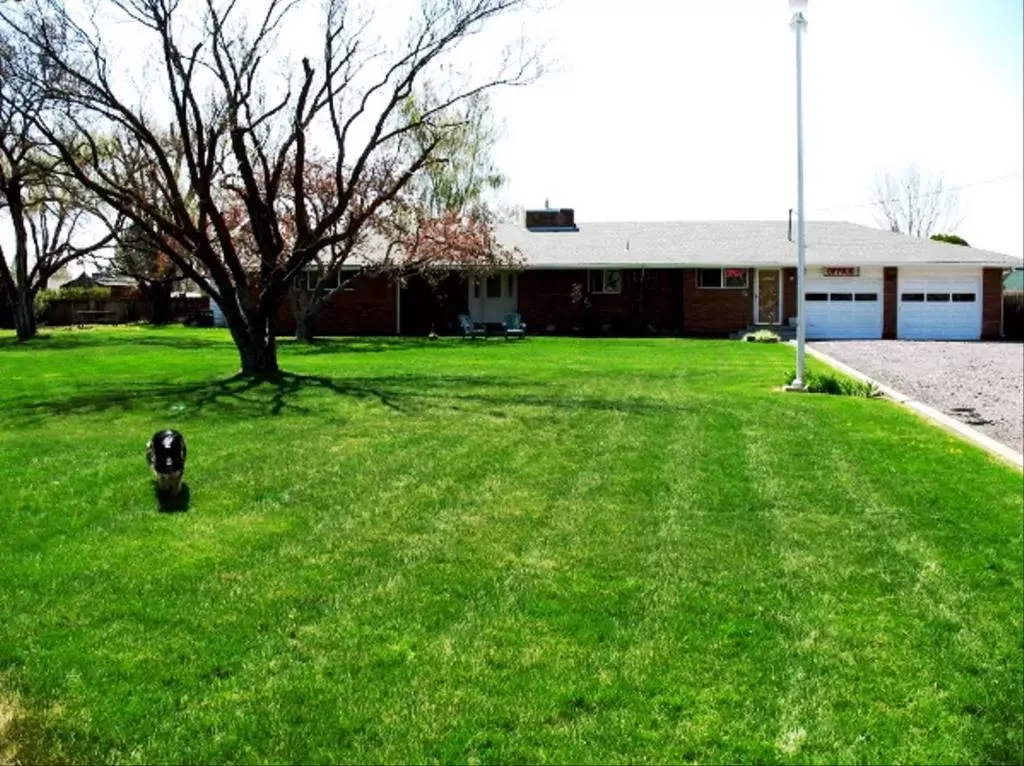 Property building, Garden in Golden West Motel