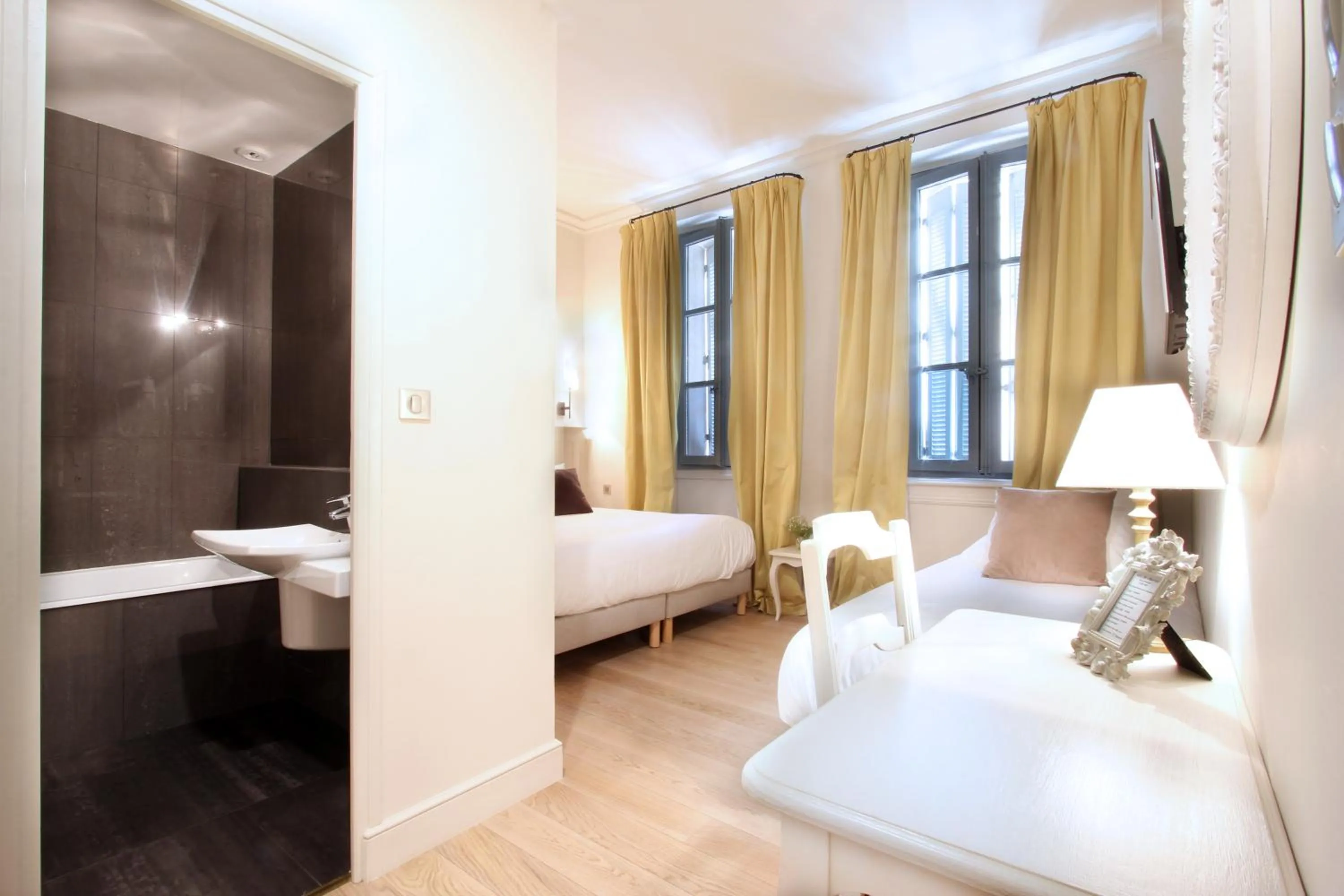 Photo of the whole room, Bed in Les Quatre Dauphins