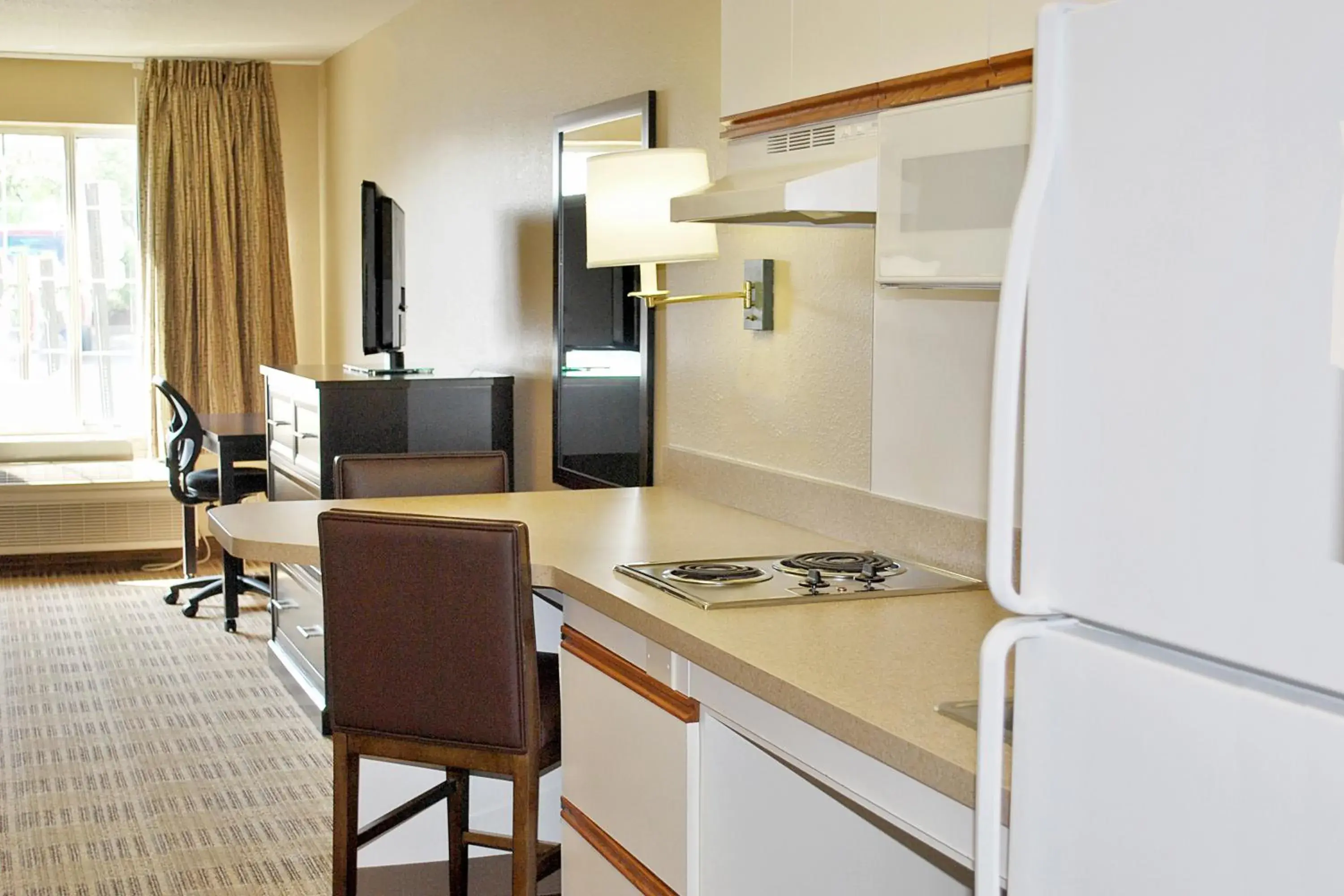 Kitchen or kitchenette, Kitchen/Kitchenette in Extended Stay America Suites - Boston - Waltham - 52 4th Ave