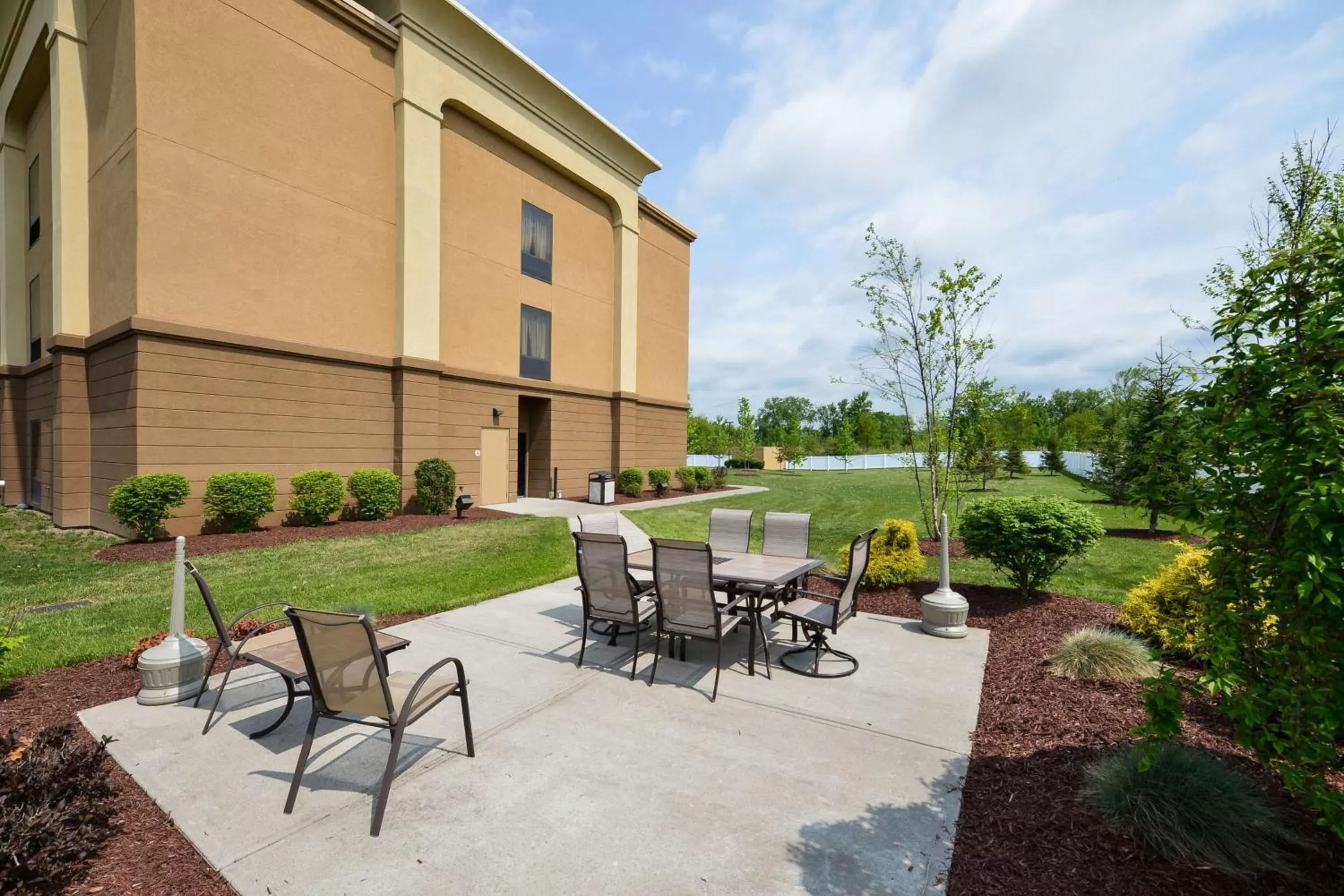 Patio, Property Building in Hampton Inn Utica