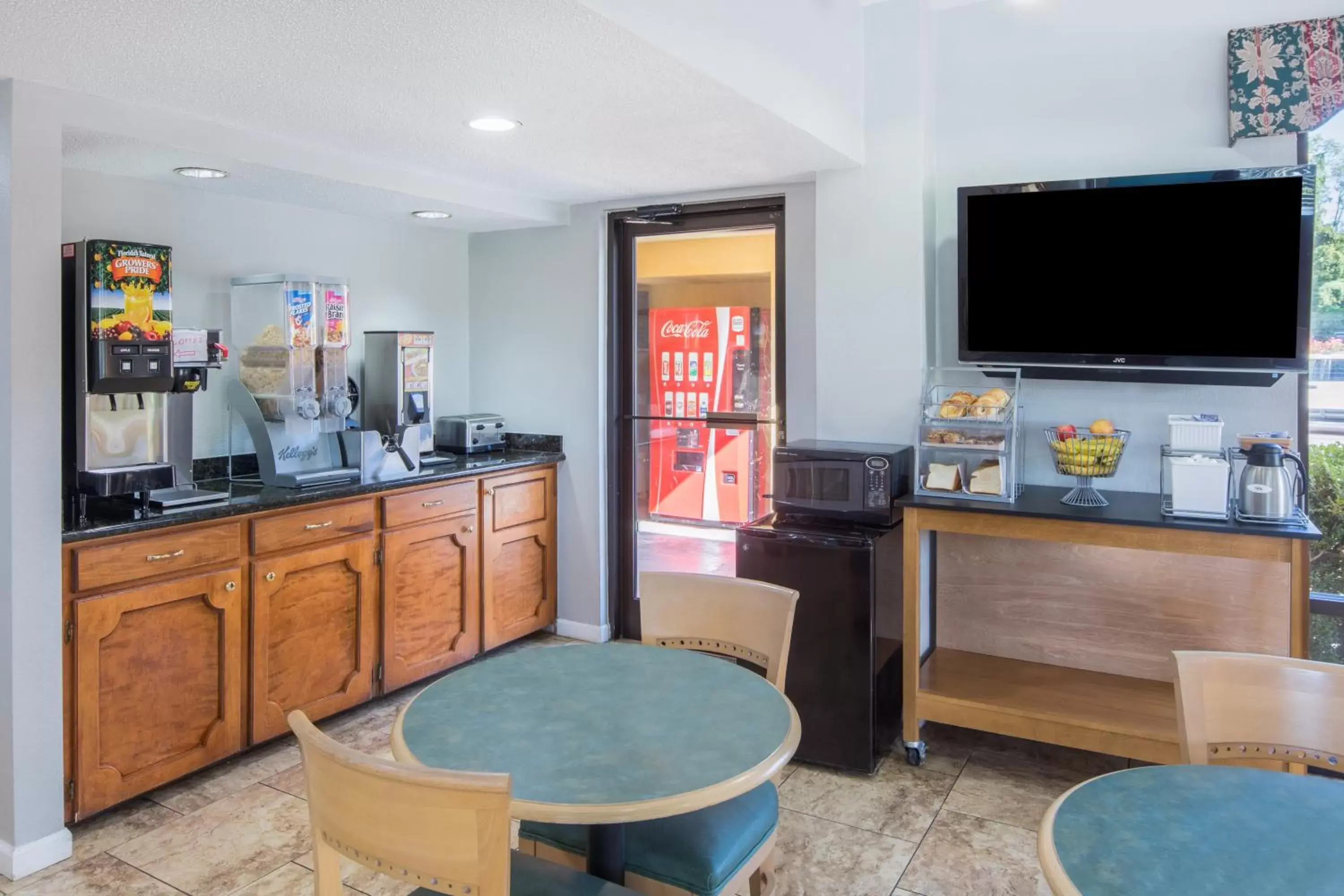 Continental breakfast in Howard Johnson by Wyndham Vicksburg