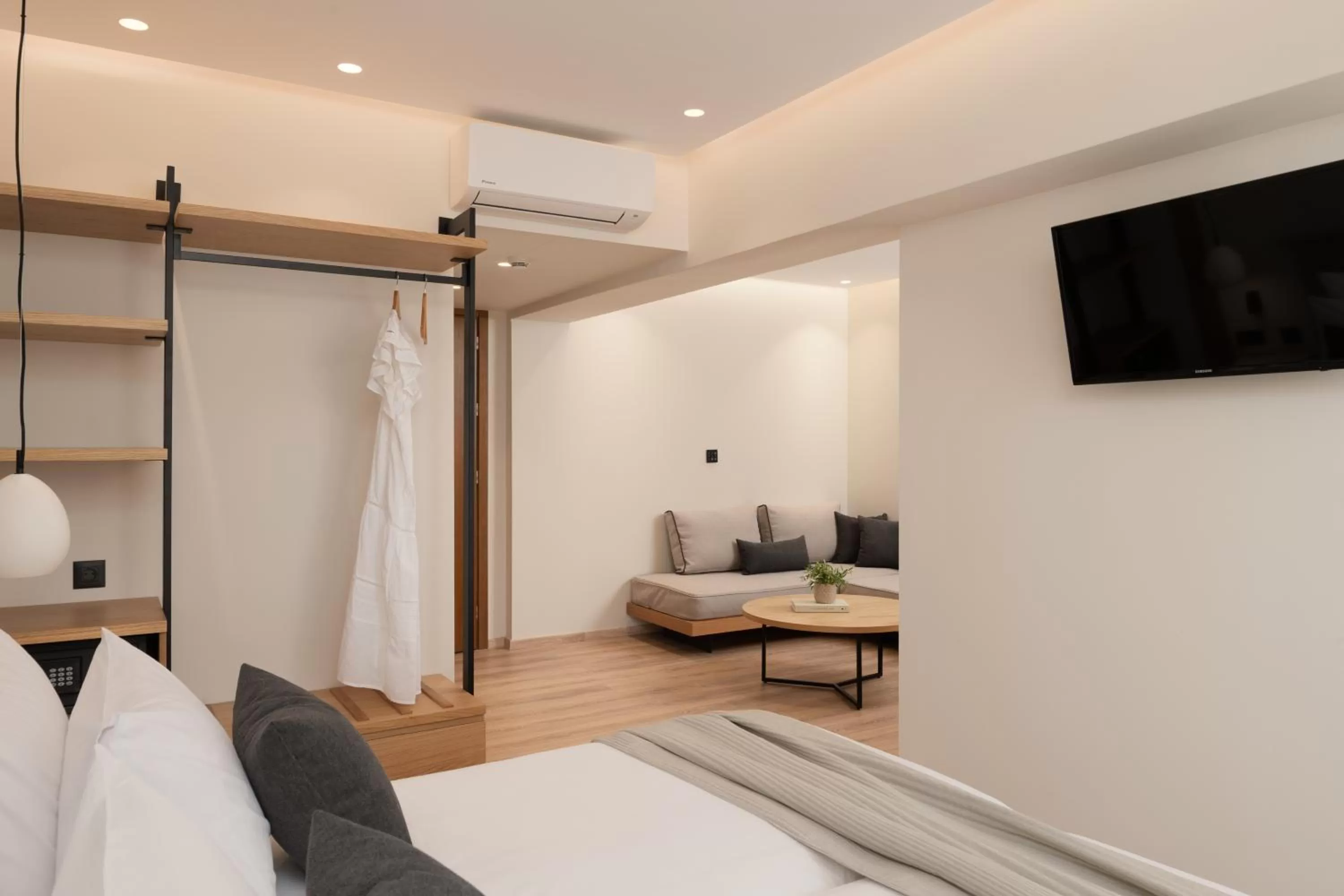 Living room, Bed in Hotel Ideon