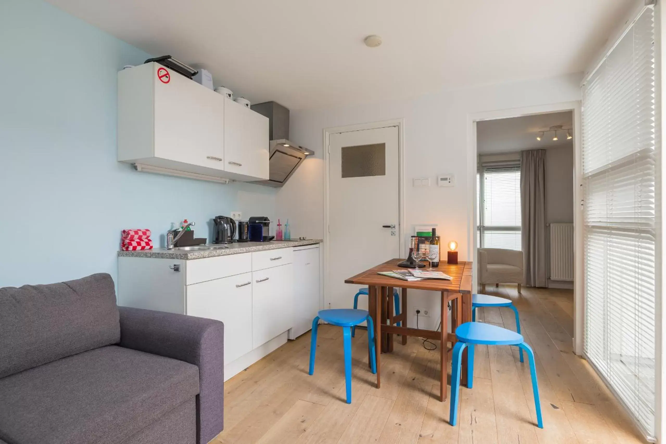 Dining area, Kitchen/Kitchenette in BeachHouse Oase aan Zee