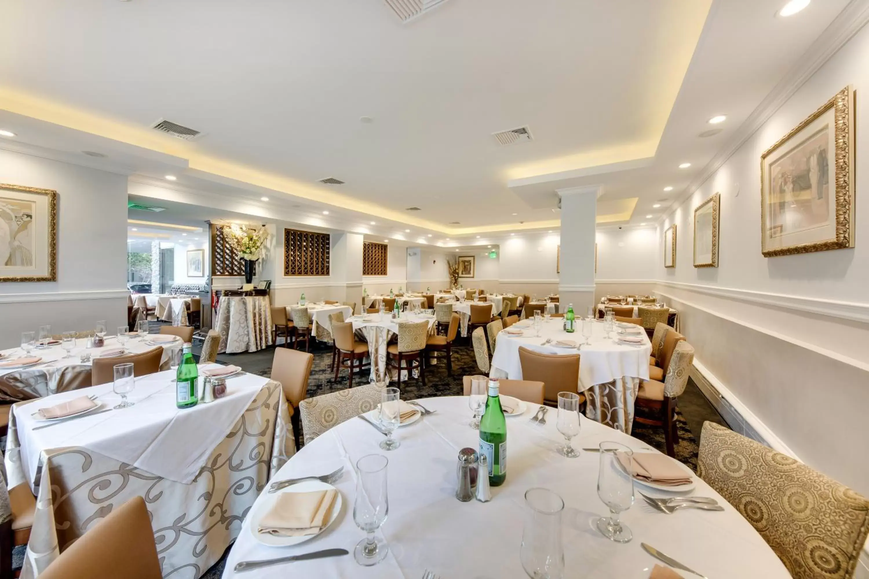 Restaurant/places to eat in The Andrew Hotel Restaurant/places to eat in The Andrew Hotel