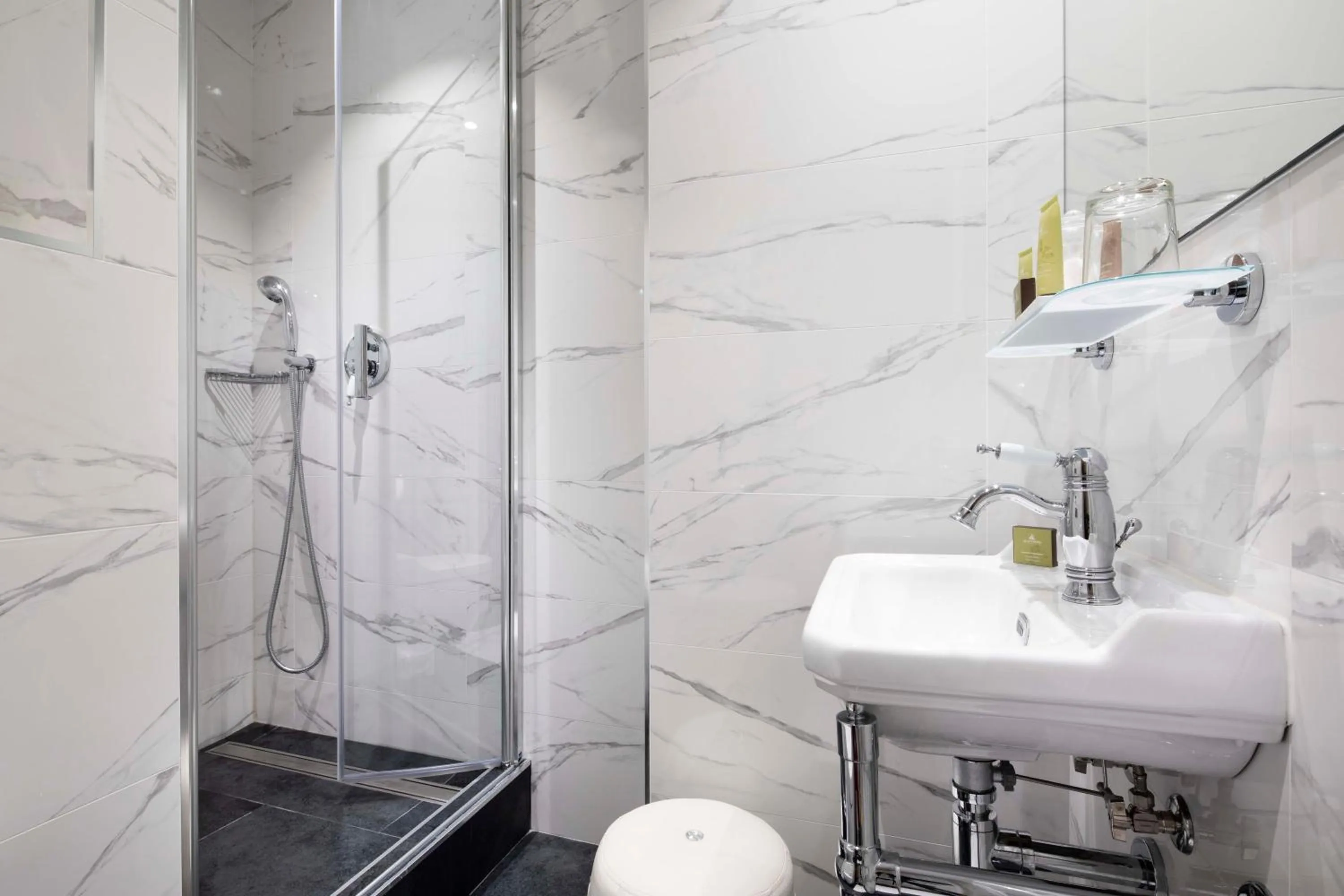 Shower in Hotel & Spa Saint-Jacques