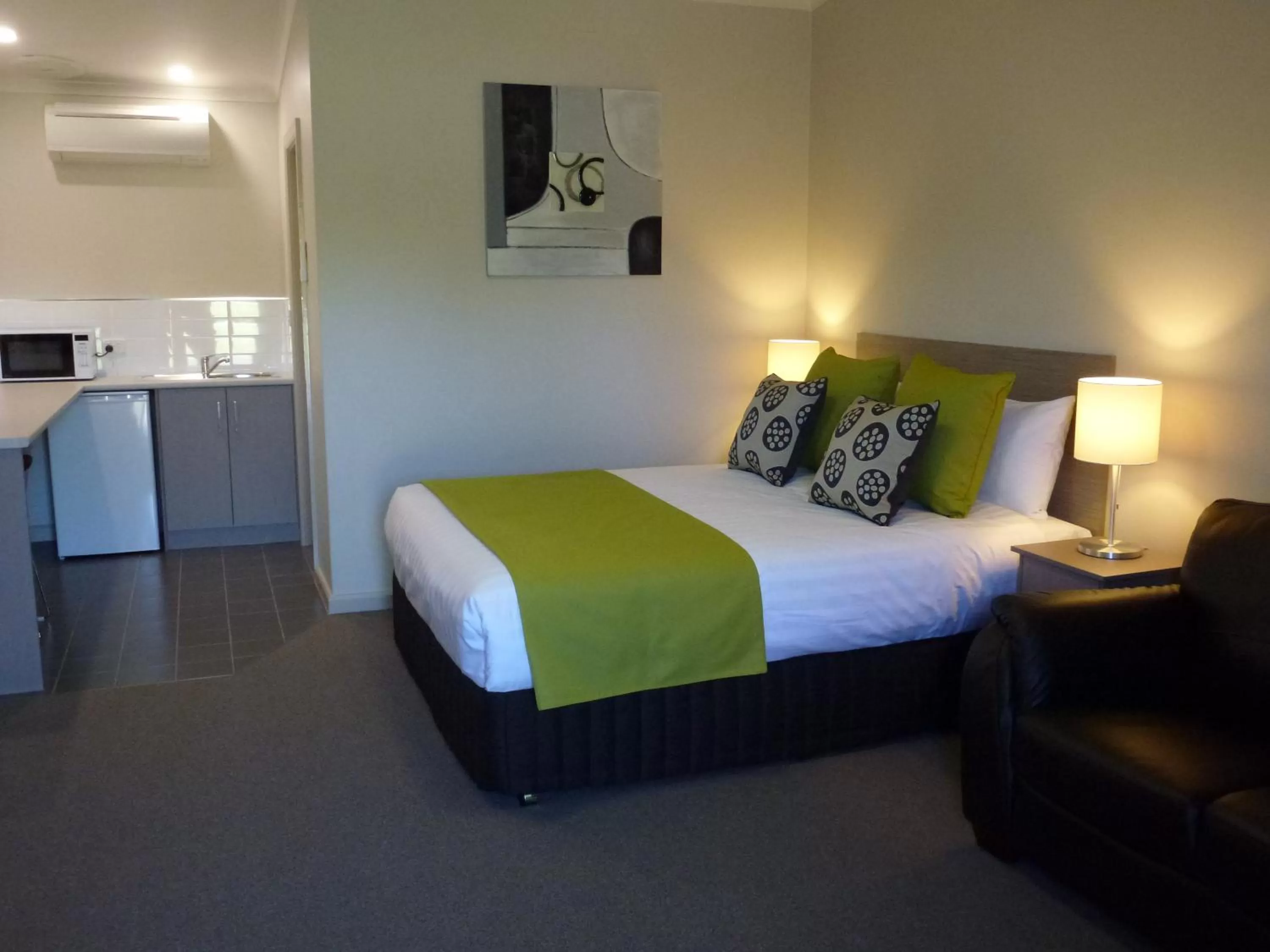 Bed in Tower Motor Inn