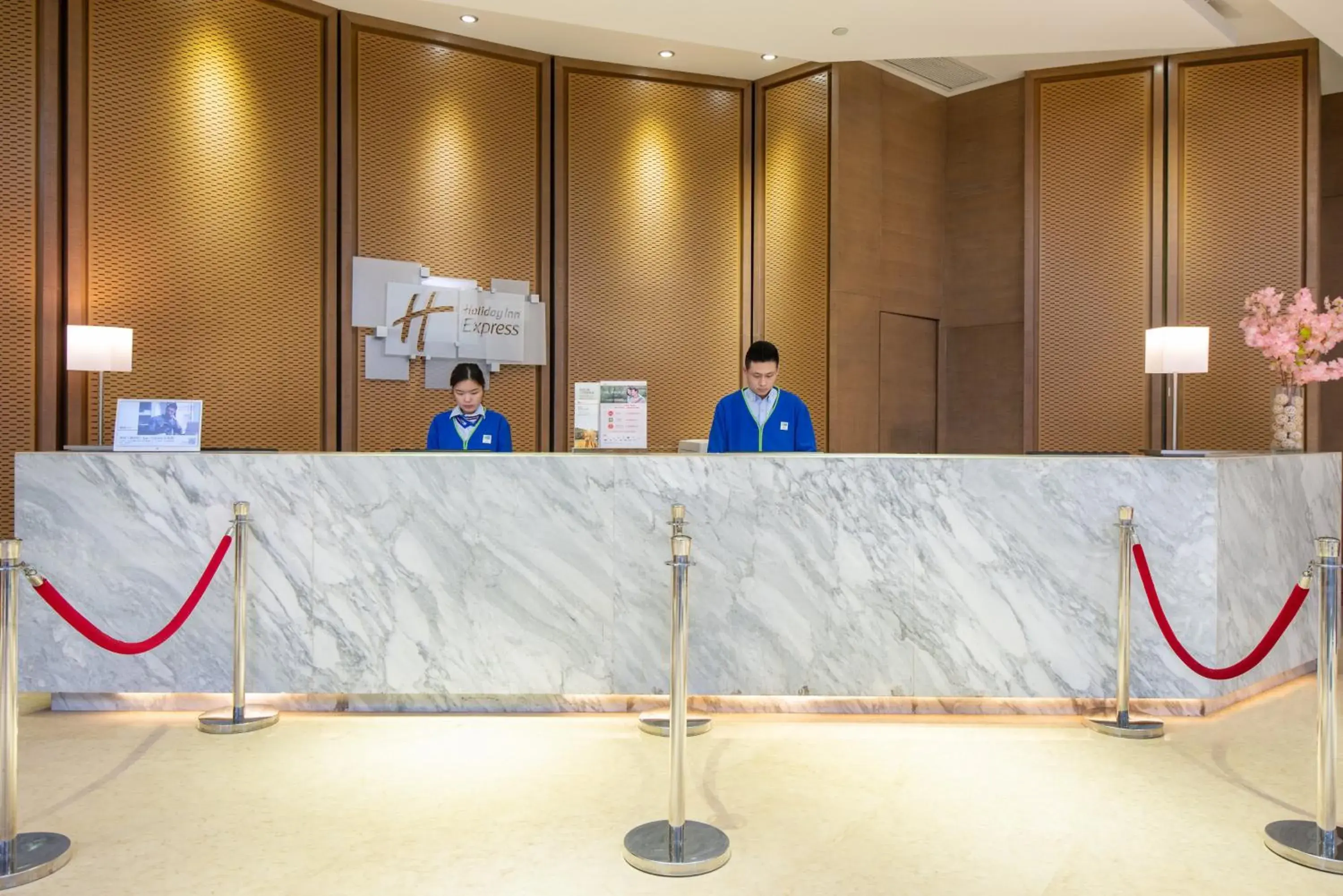 Property building, Bathroom in Holiday Inn Express Chengdu West Gate, an IHG Hotel