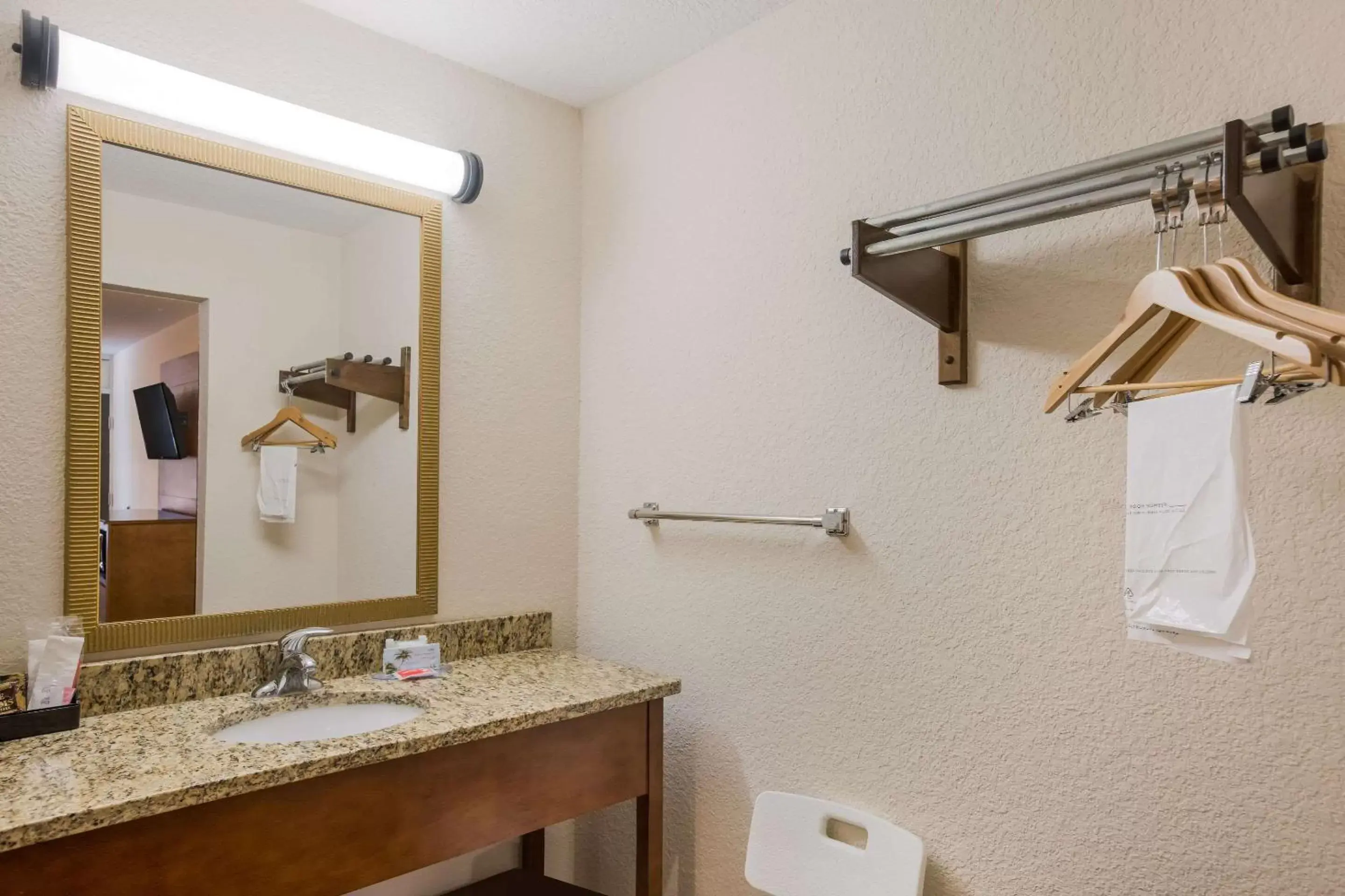 Bedroom, Bathroom in Econo Lodge