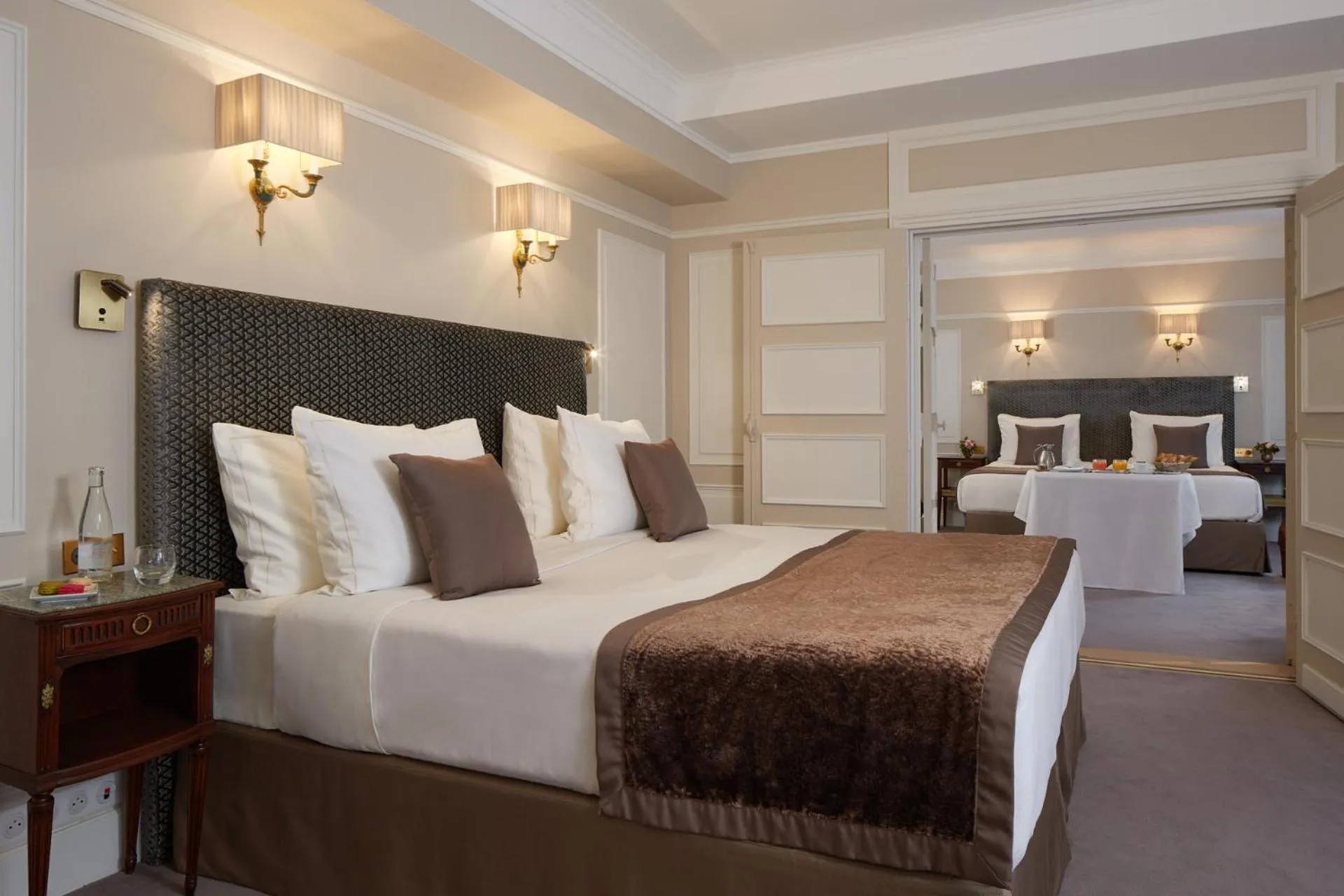 Bed in Majestic Hotel Spa - Champs Elysées