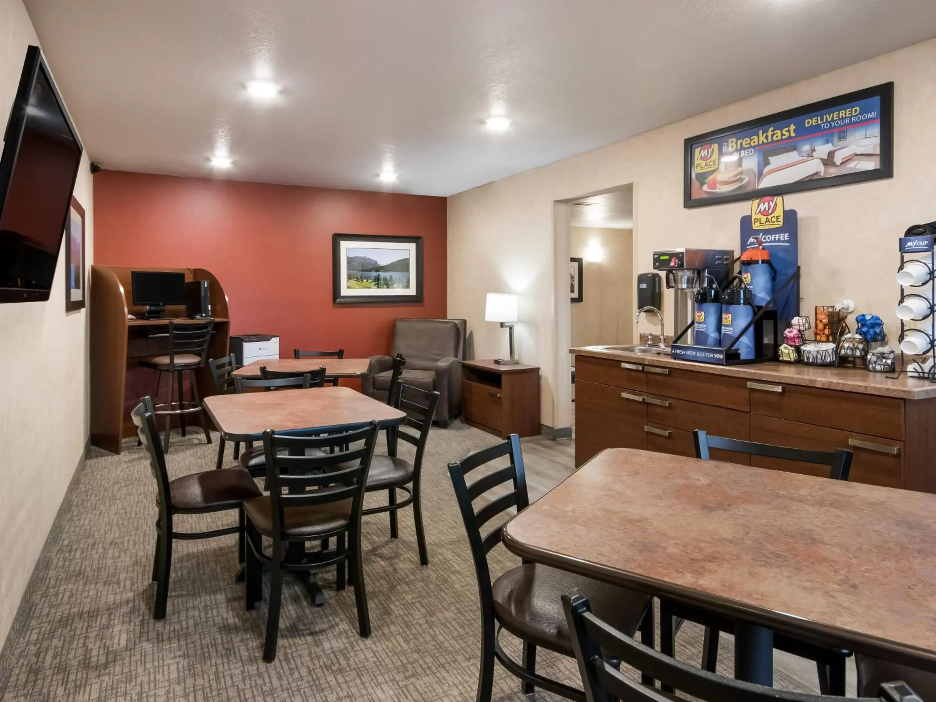 Communal lounge/ TV room, Dining Area in My Place Hotel-Marquette, MI