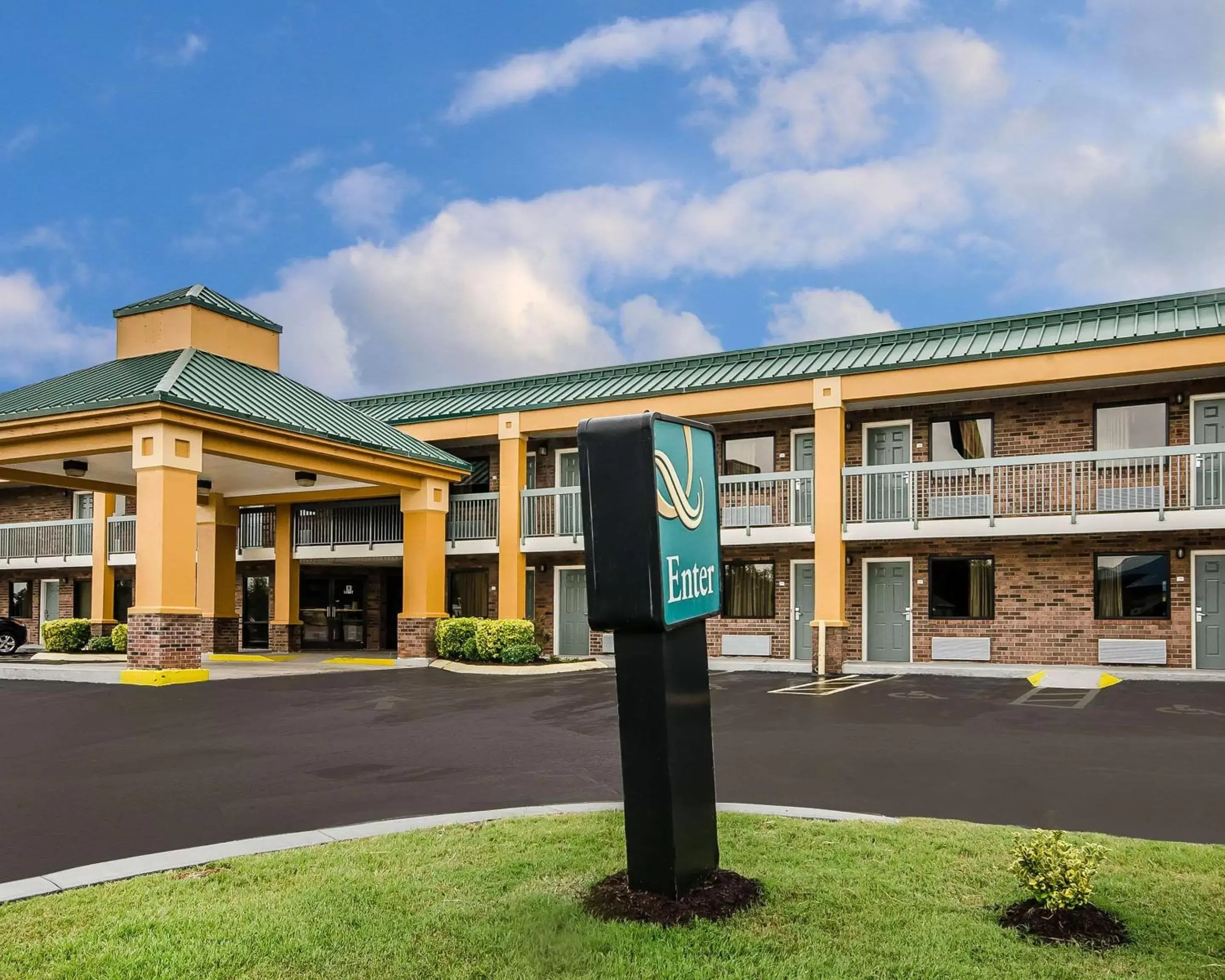 Property Building in Quality Inn Franklin