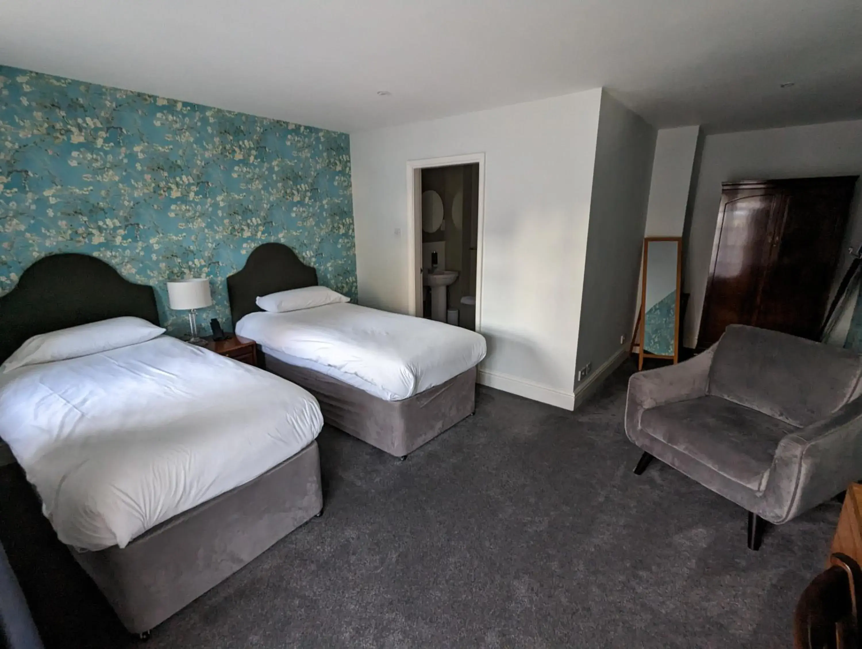 Photo of the whole room, Bed in The Cottage Hotel