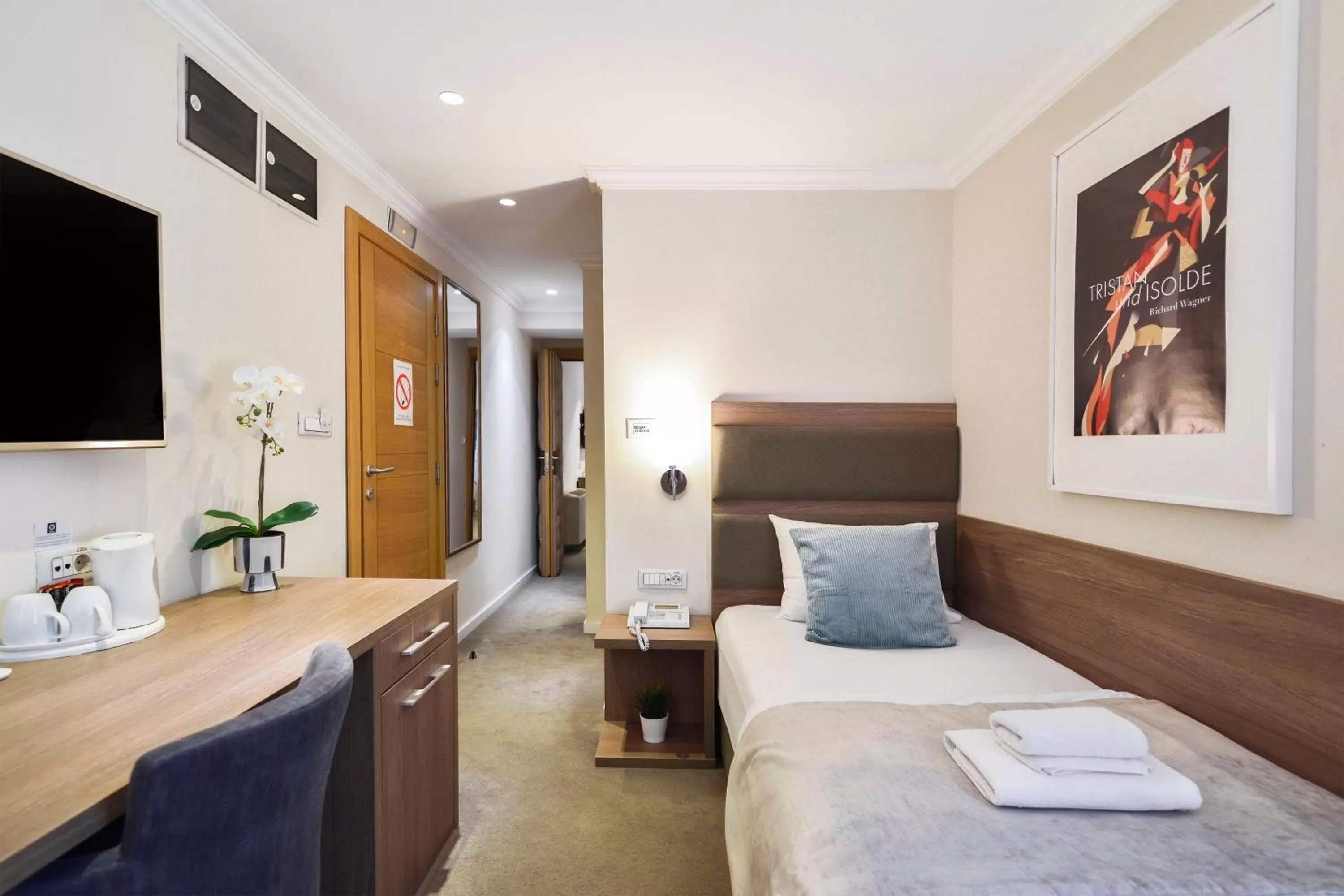 Bed in Hotel Opera Garni