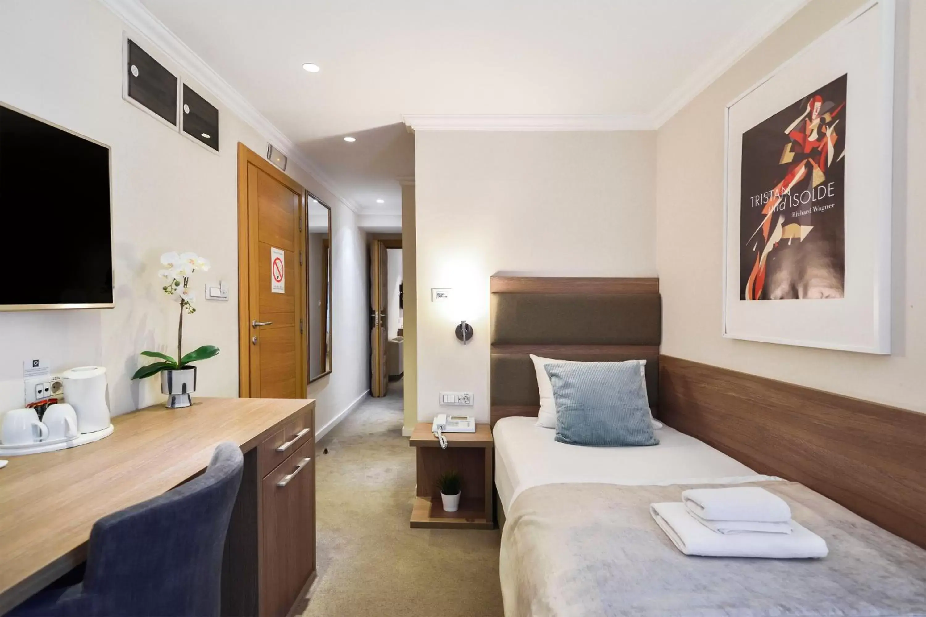 Bed in Hotel Opera Garni Bed in Hotel Opera Garni