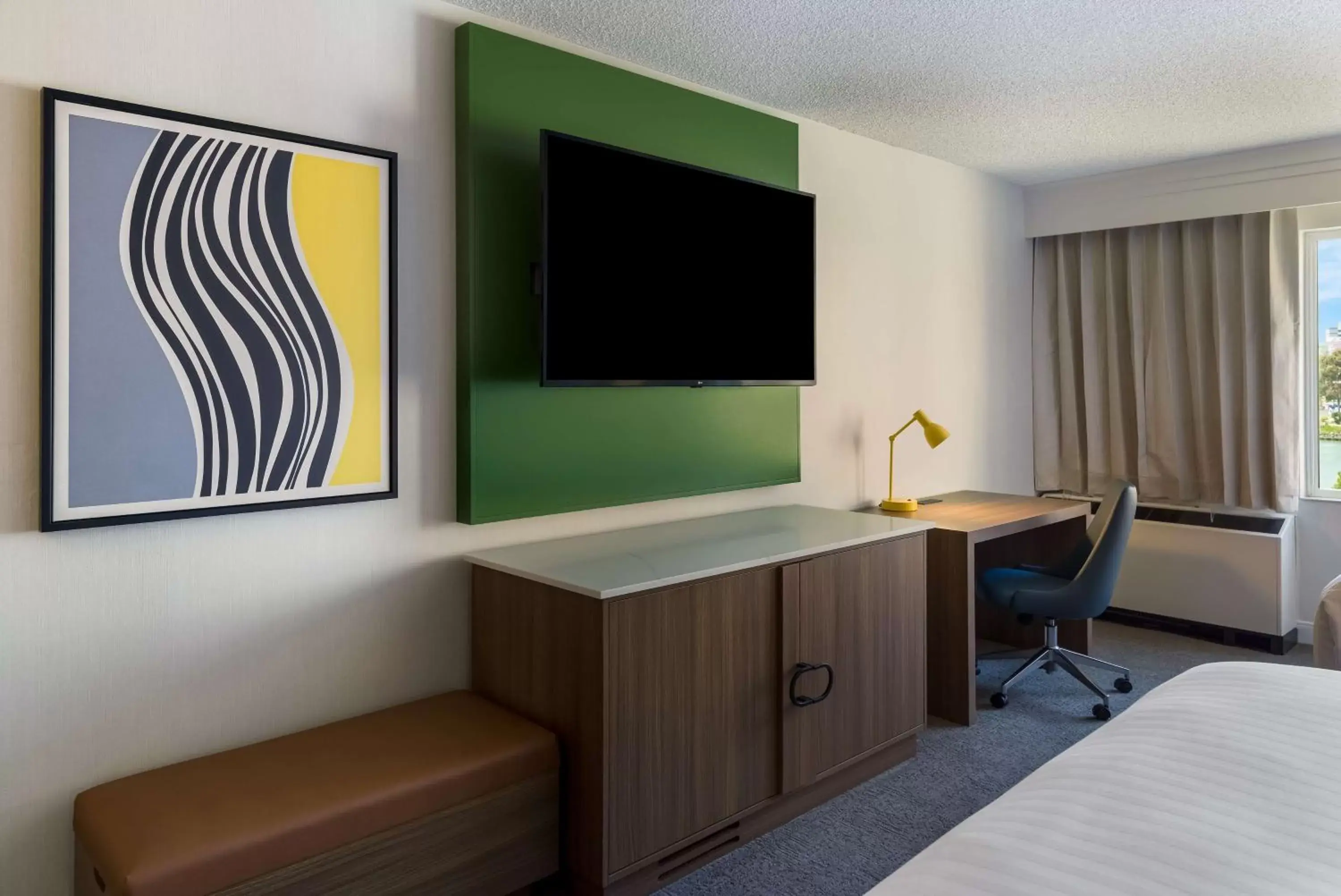 Bedroom, TV/Entertainment Center in Sonesta Select San Francisco Airport Oyster Point Waterfront