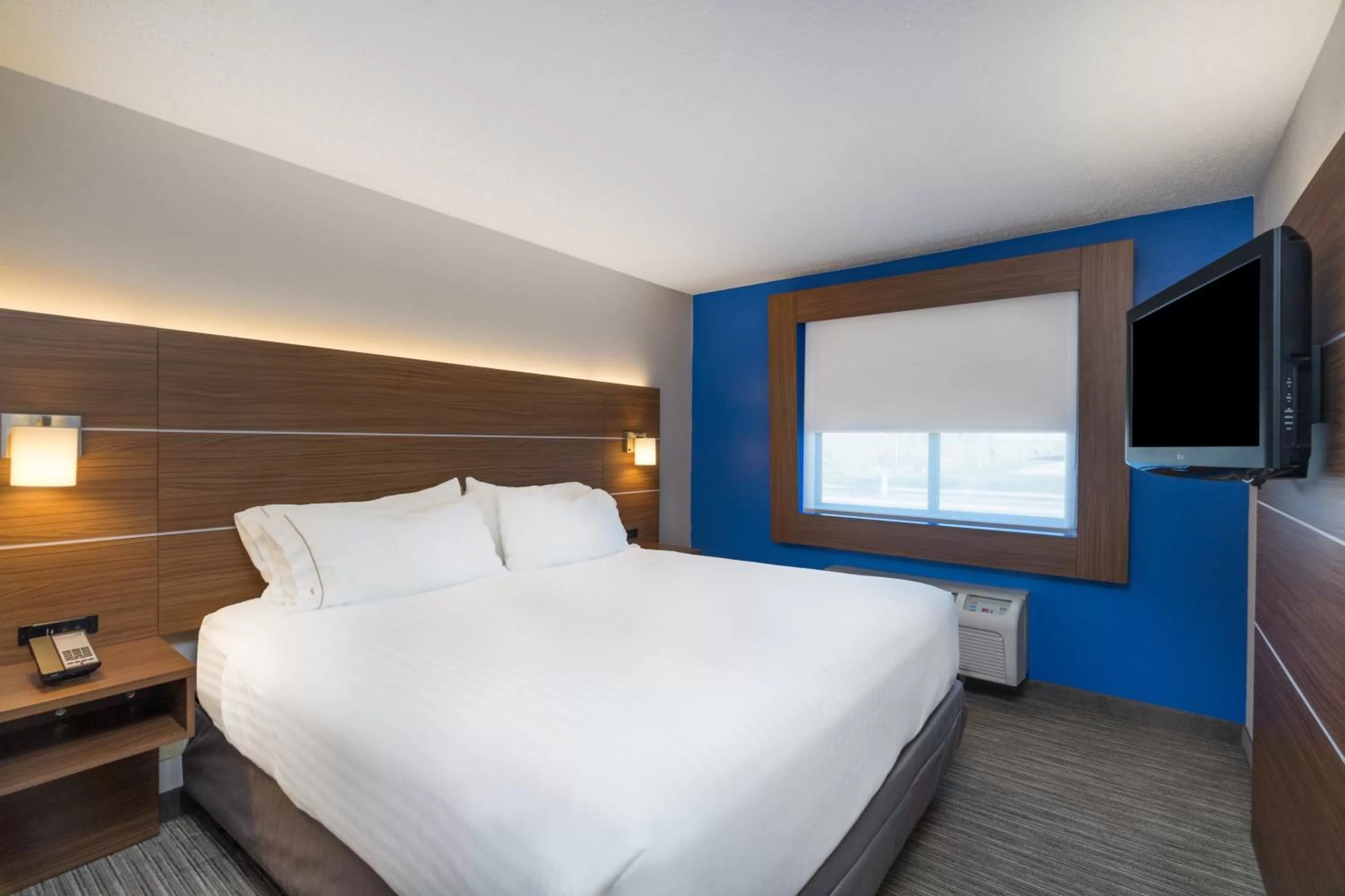 Photo of the whole room, Bed in Holiday Inn Express Hotel Howe / Sturgis by IHG