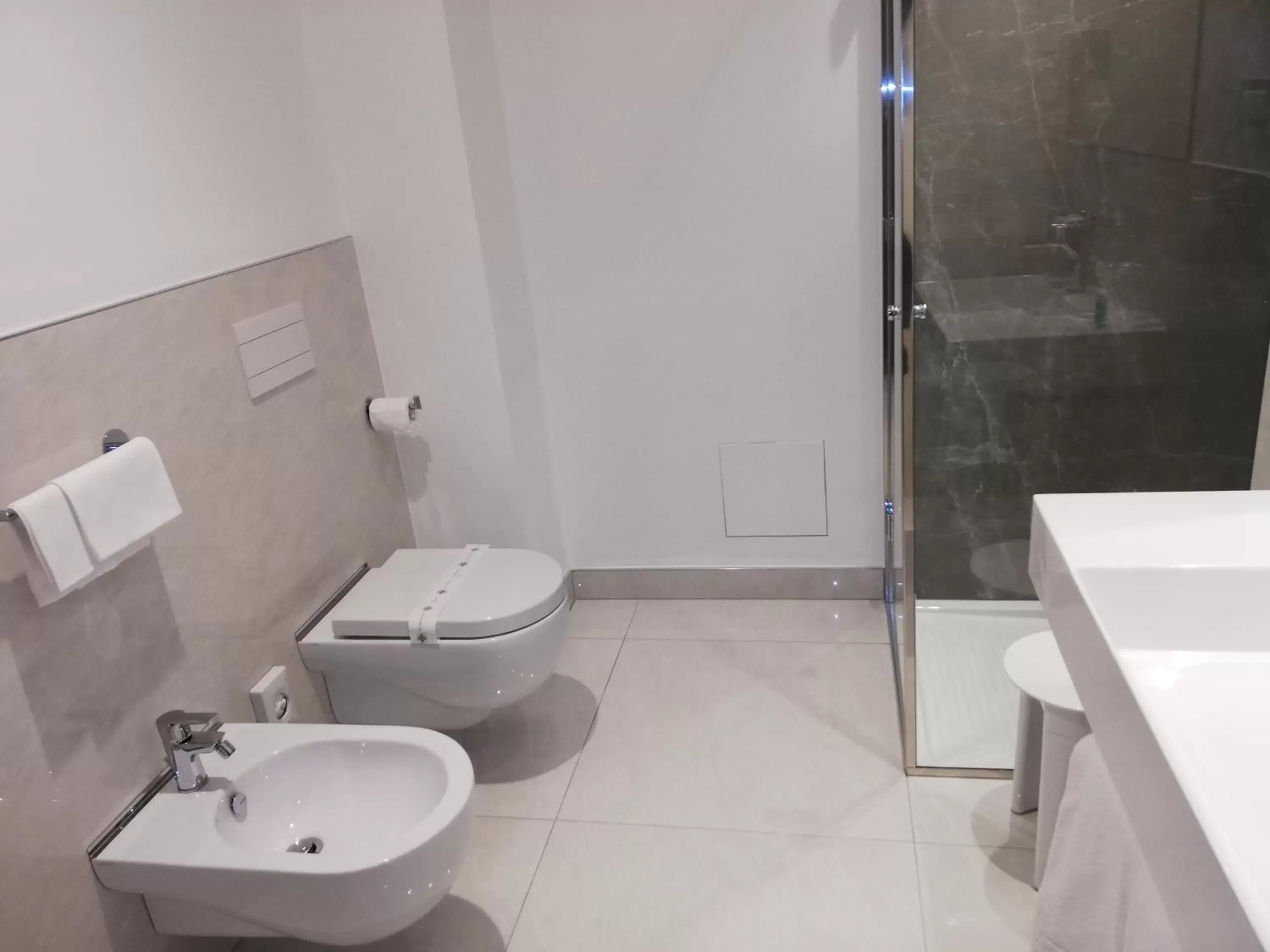 Shower, Bathroom in Novo Hotel Rossi