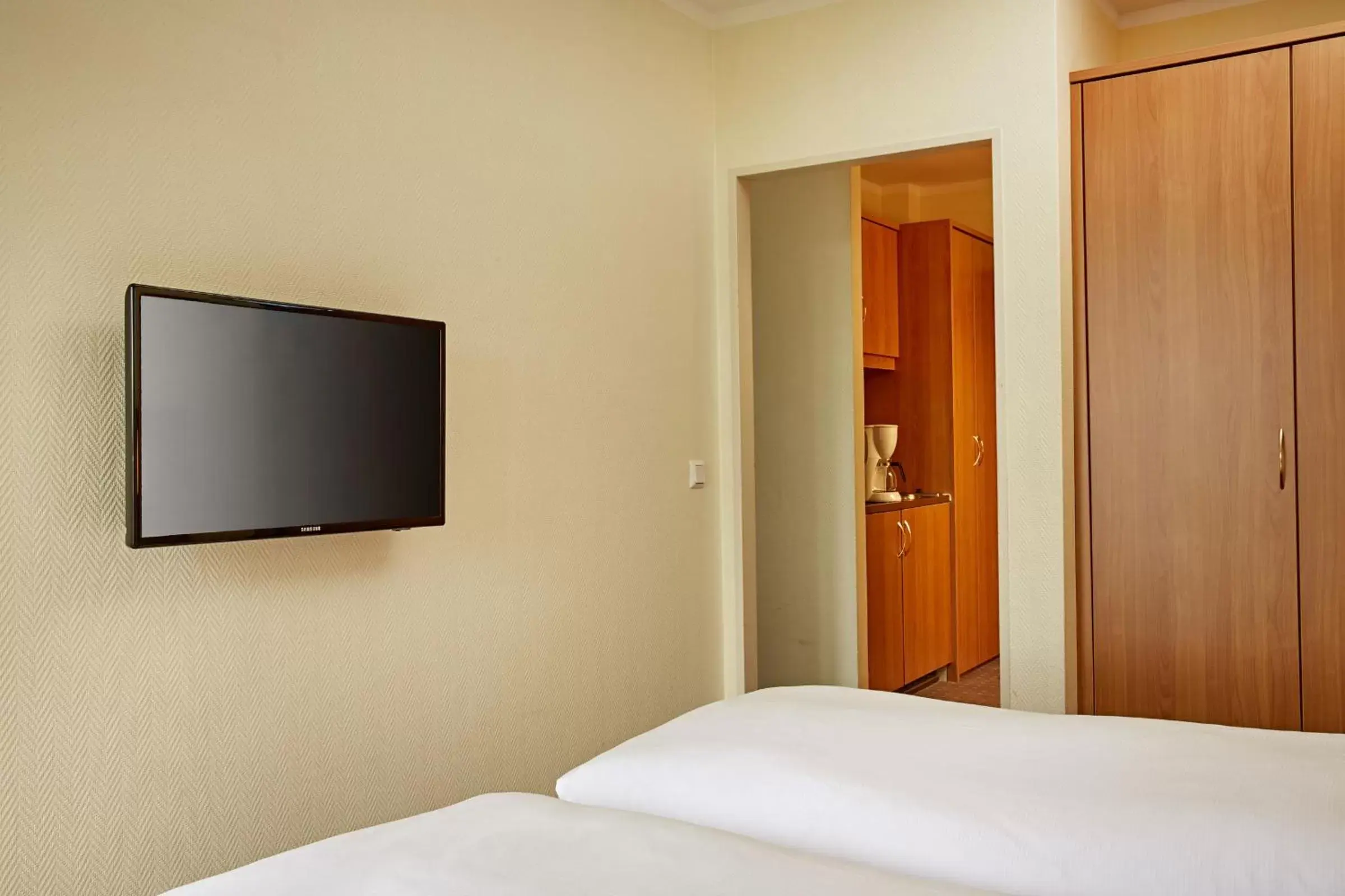 Bedroom, TV/Entertainment Center in H+ Hotel Willingen