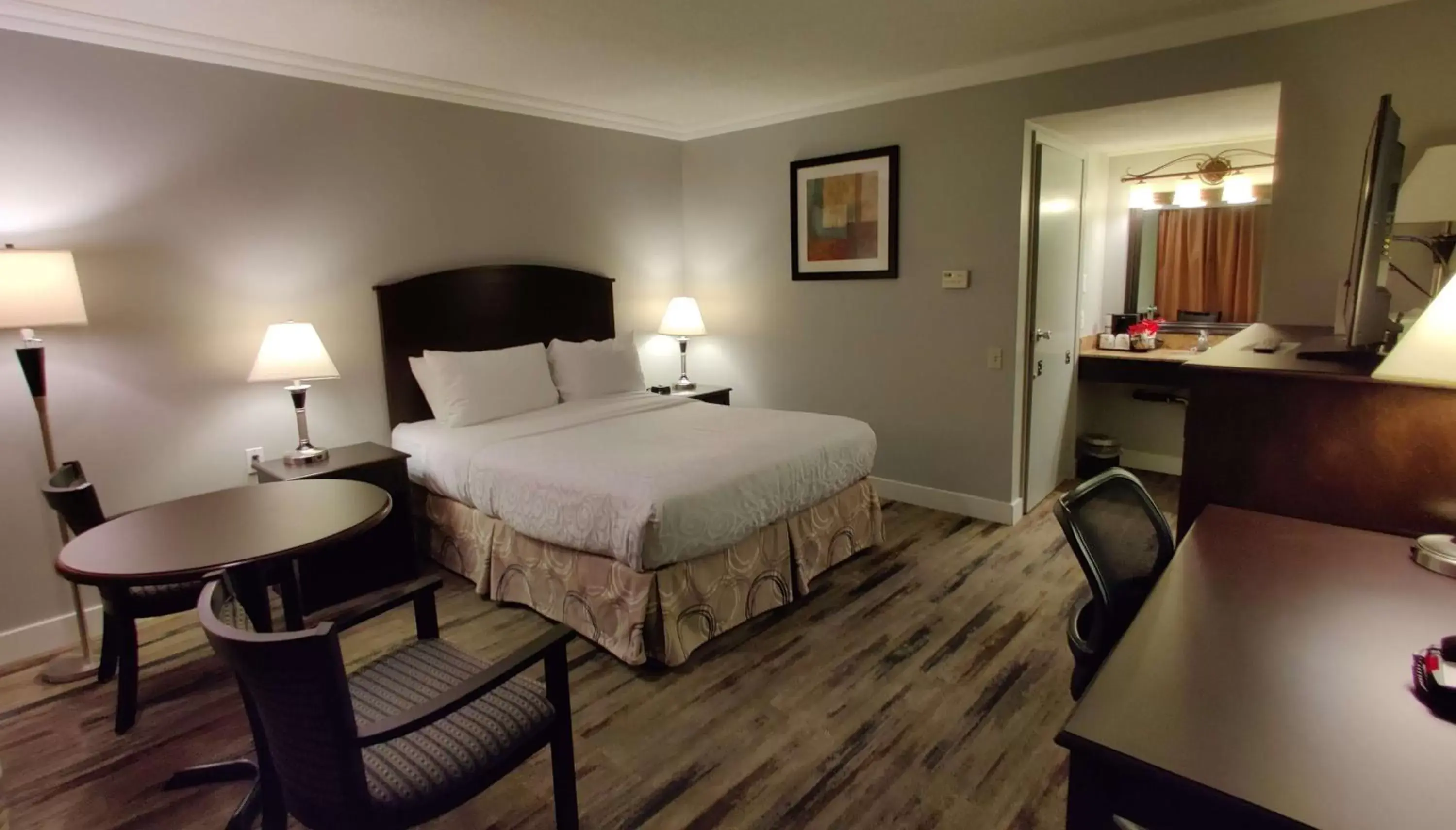 Photo of the whole room, Bed in Best Western PLUS Burnaby Hotel