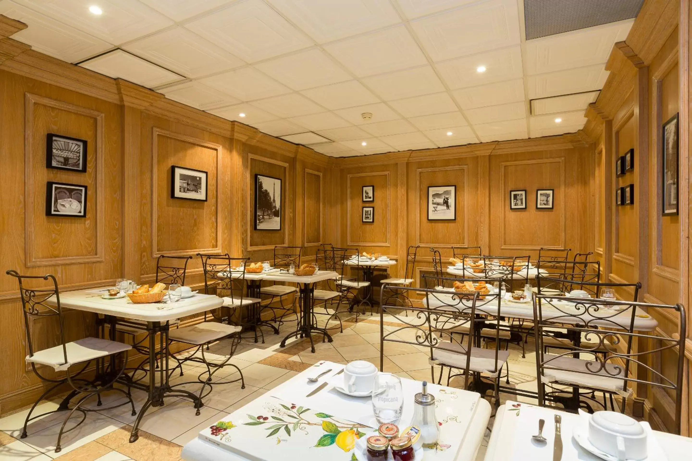 Restaurant/places to eat in Elysees Niel Hotel Restaurant/places to eat in Elysees Niel Hotel