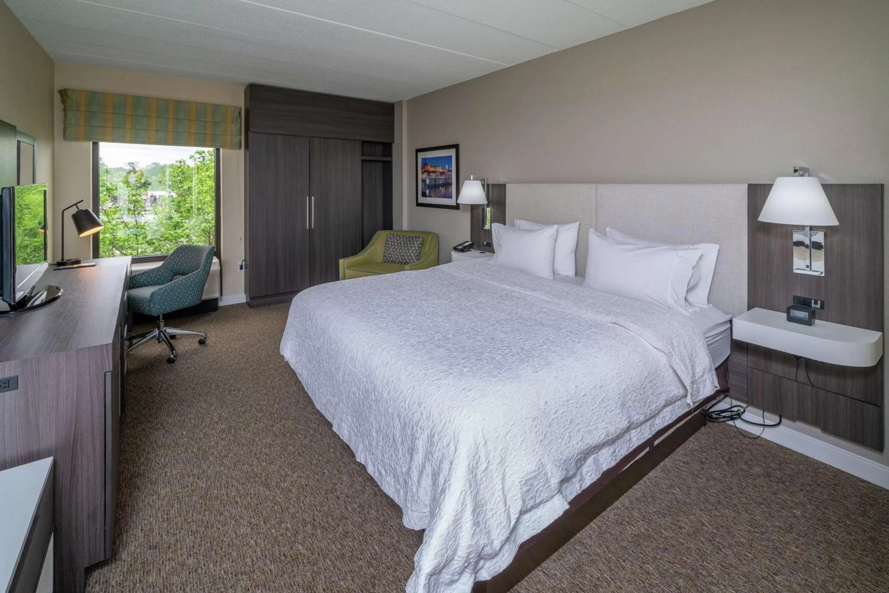 Bedroom, Bed in Hampton Inn & Suites Valley Forge/Oaks