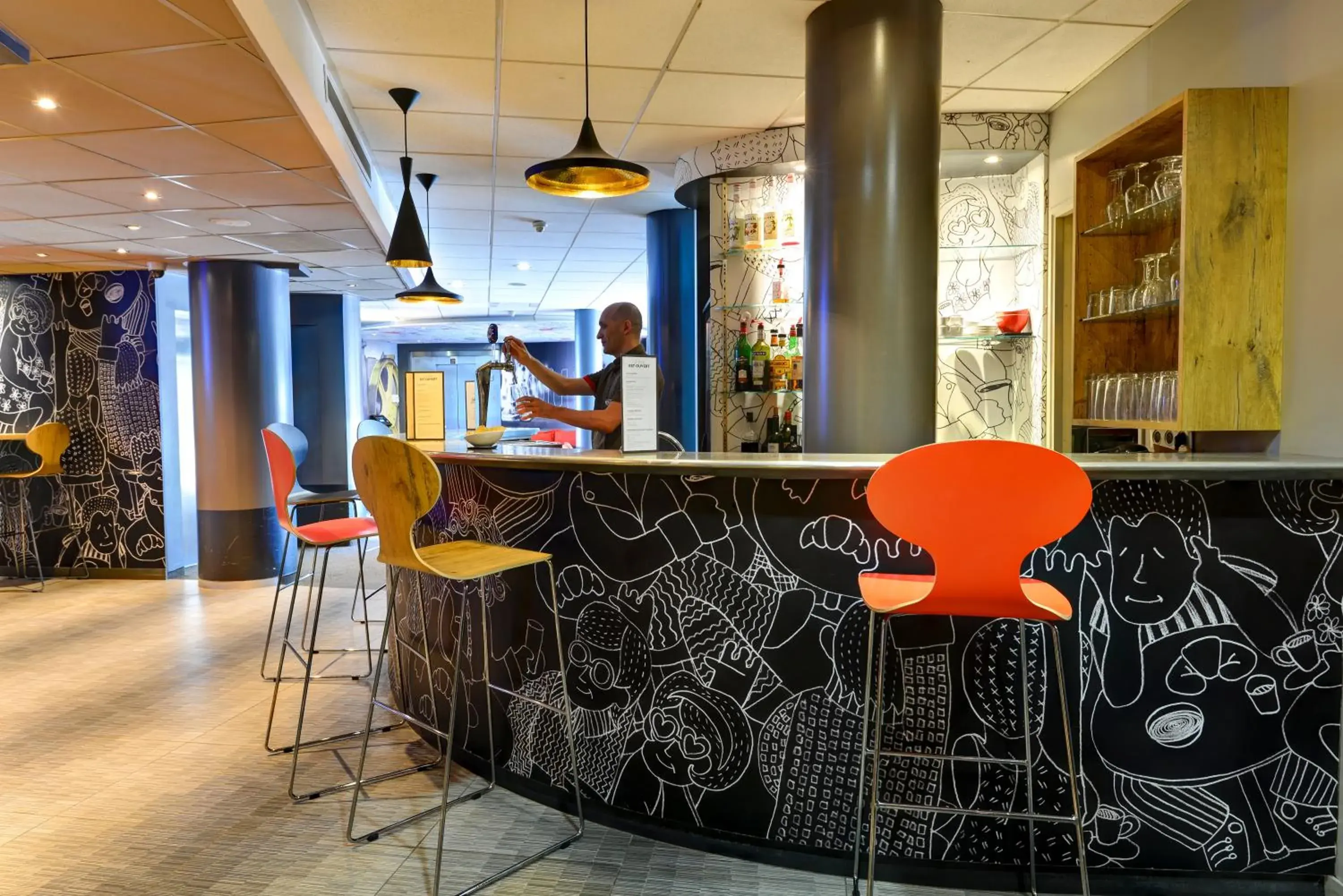 Staff, Lounge/Bar in ibis Orly Chevilly Tram 7