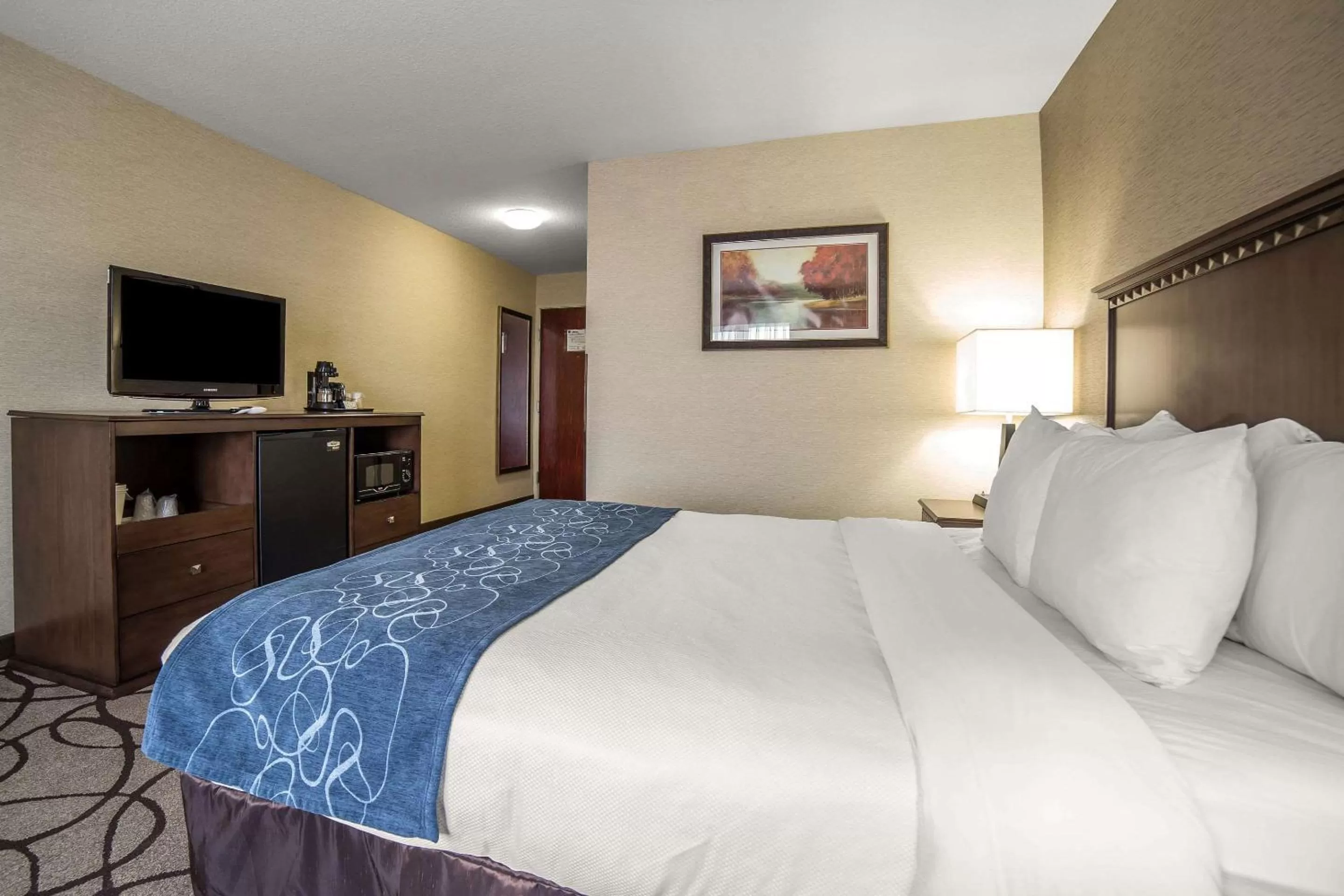 Photo of the whole room, Bed in Comfort Suites Salt Lake City Airport