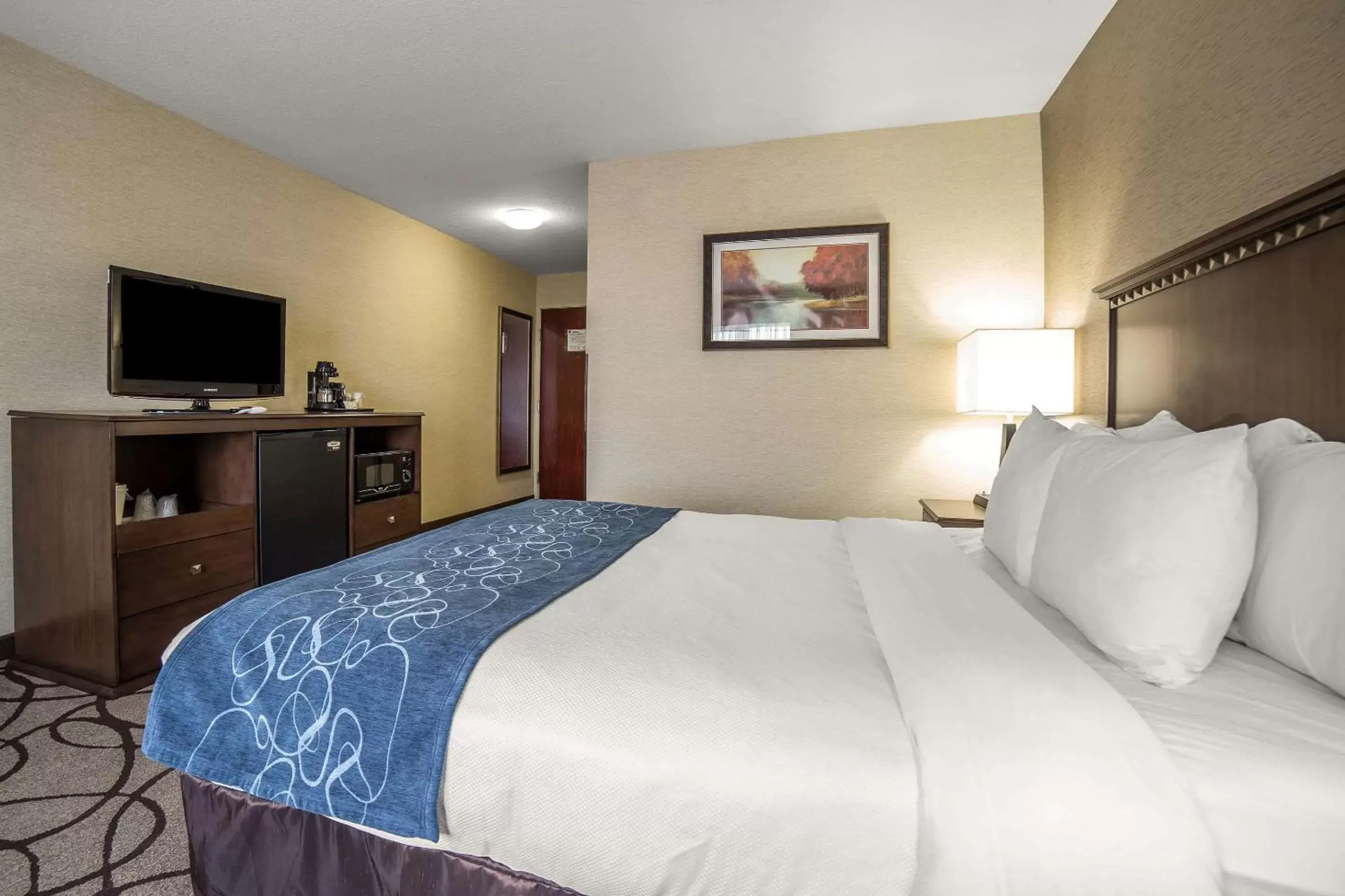 Photo of the whole room, Bed in Comfort Suites Airport Salt Lake City