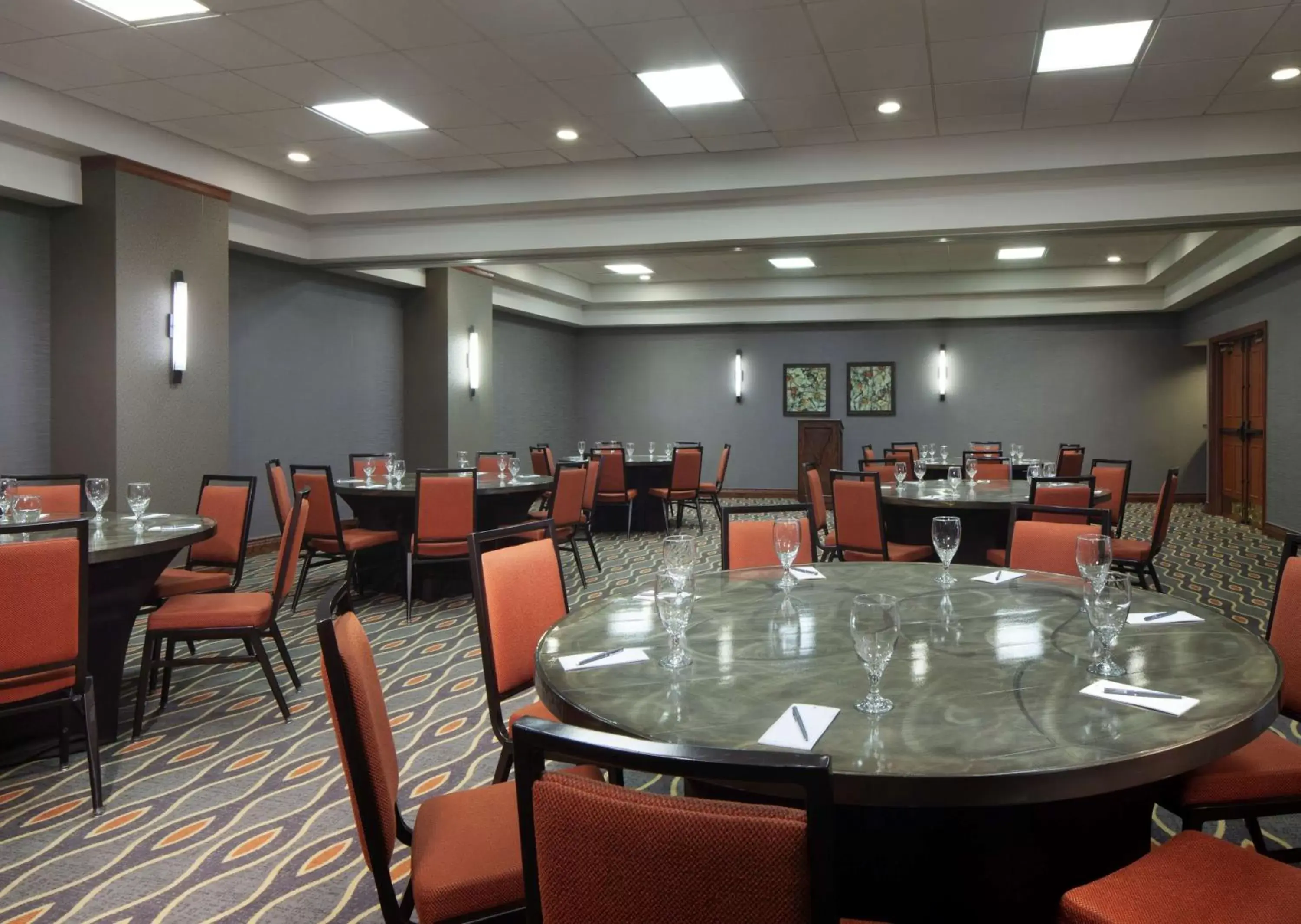 Meeting/conference room, Restaurant/Places to Eat in Embassy Suites by Hilton Dallas Near the Galleria