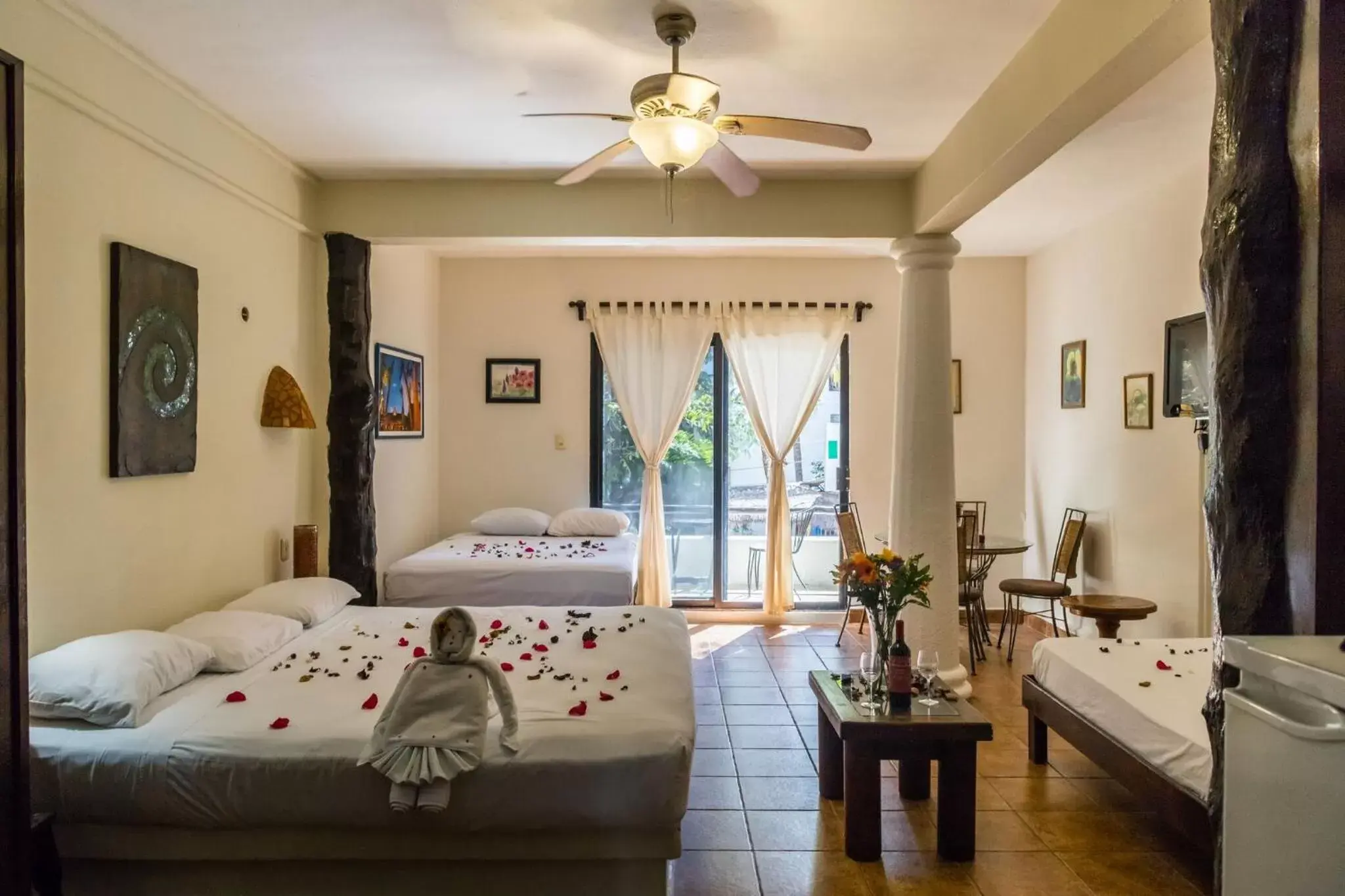 Photo of the whole room, Bed in Moonshine Hotel